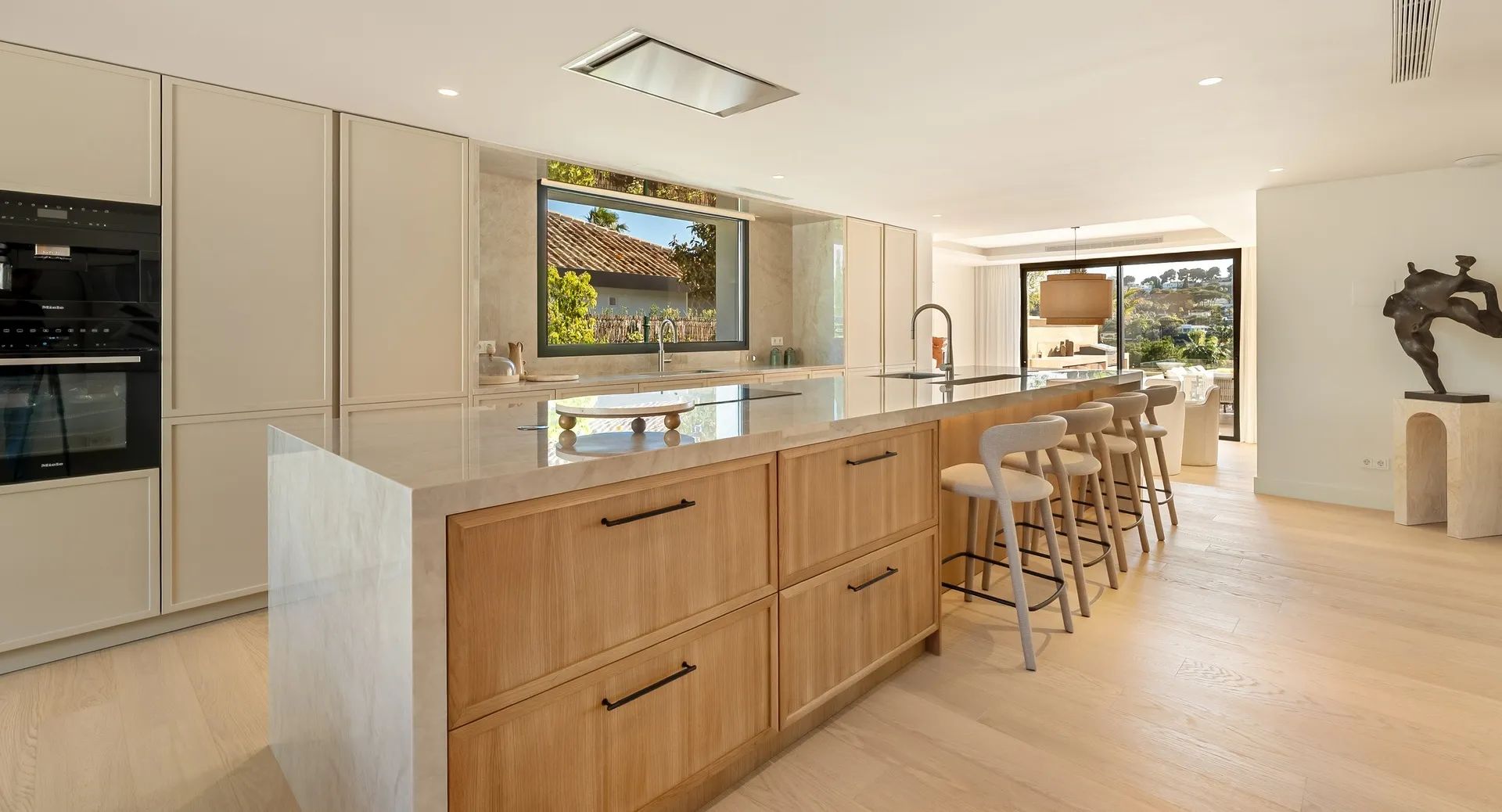 Pure perfectie in Nueva Andalucía: unieke villa met hoogwaardige afwerking foto 9
