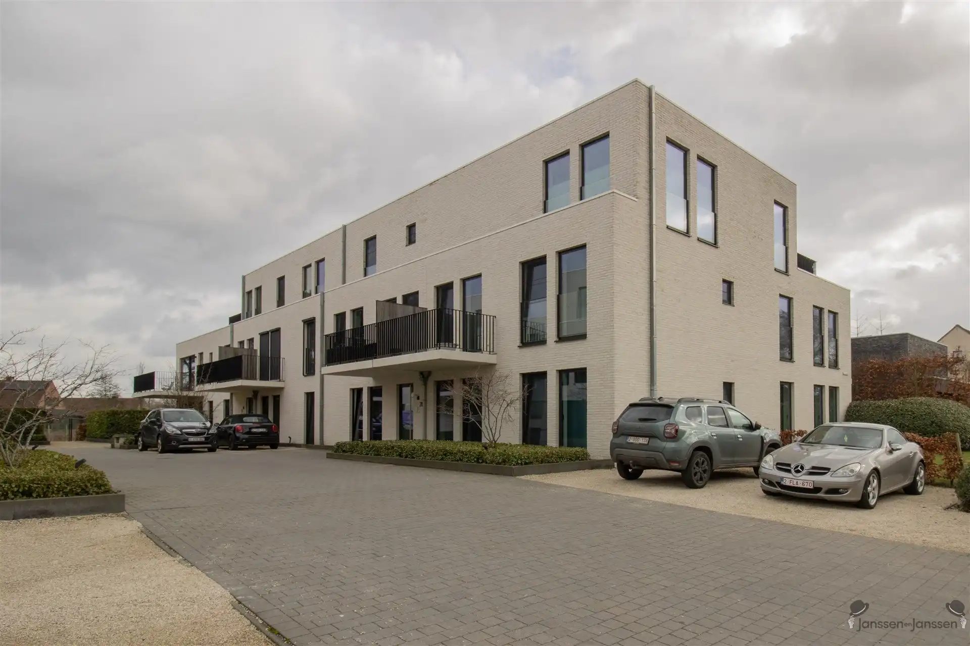 Appartement van 123 m² met 2 slaapkamers, 2 staanplaatsen en ruim terras van 38 m² foto {{pictureIndex}}