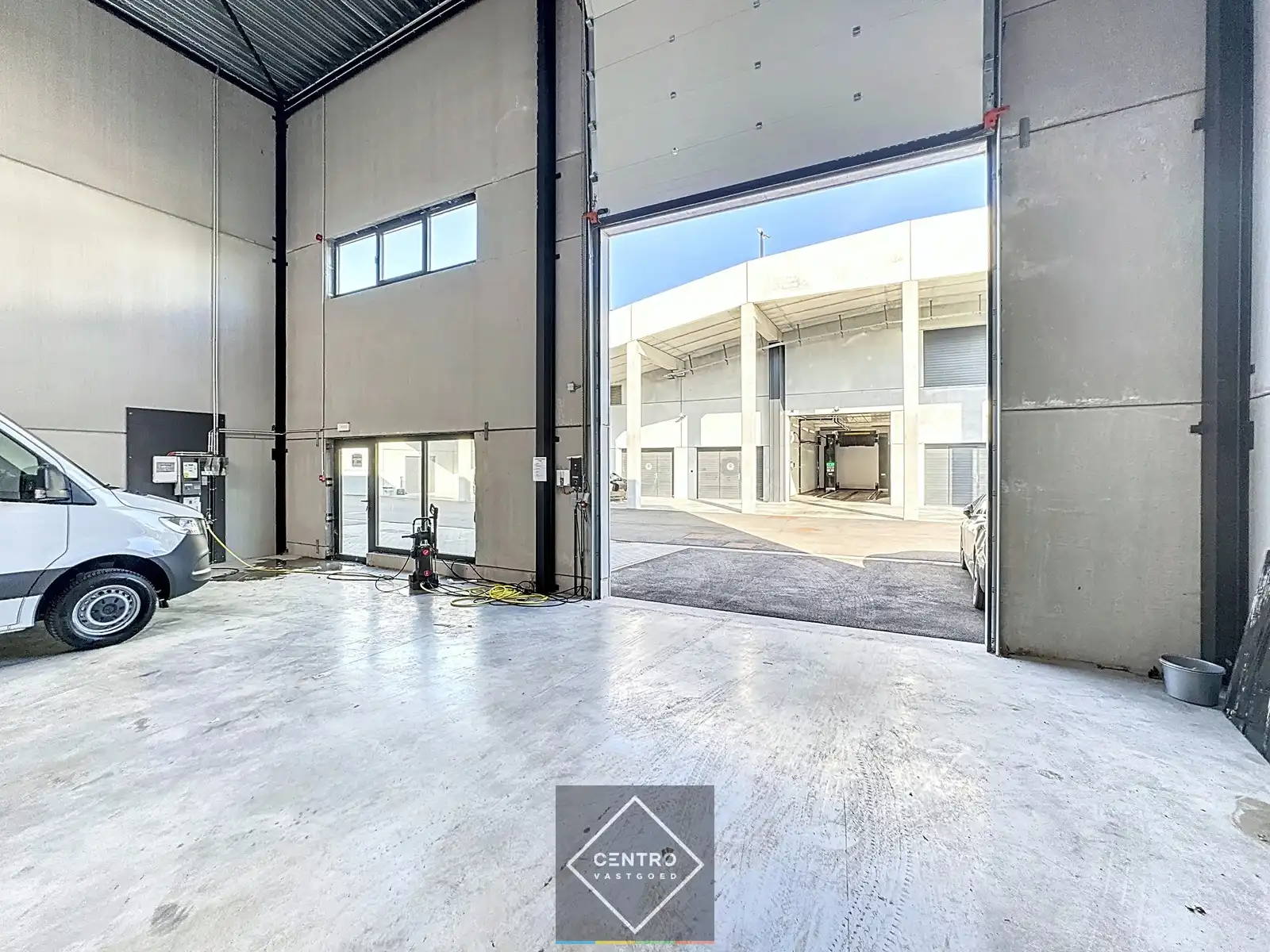 Verhuurd NB MAGAZIJN (332m²) met parkeergelegenheid voor de deur te koop langs de Aalterbaan te Maldegem (achter de nieuwe Mercedes-garage)! foto 3