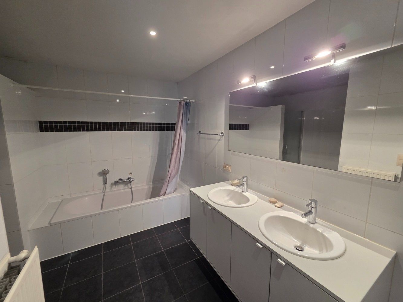 Clusterwoning met 4 ruime slaapkamers, tuin en 2 ondergrondse staanplaatsen. foto 20