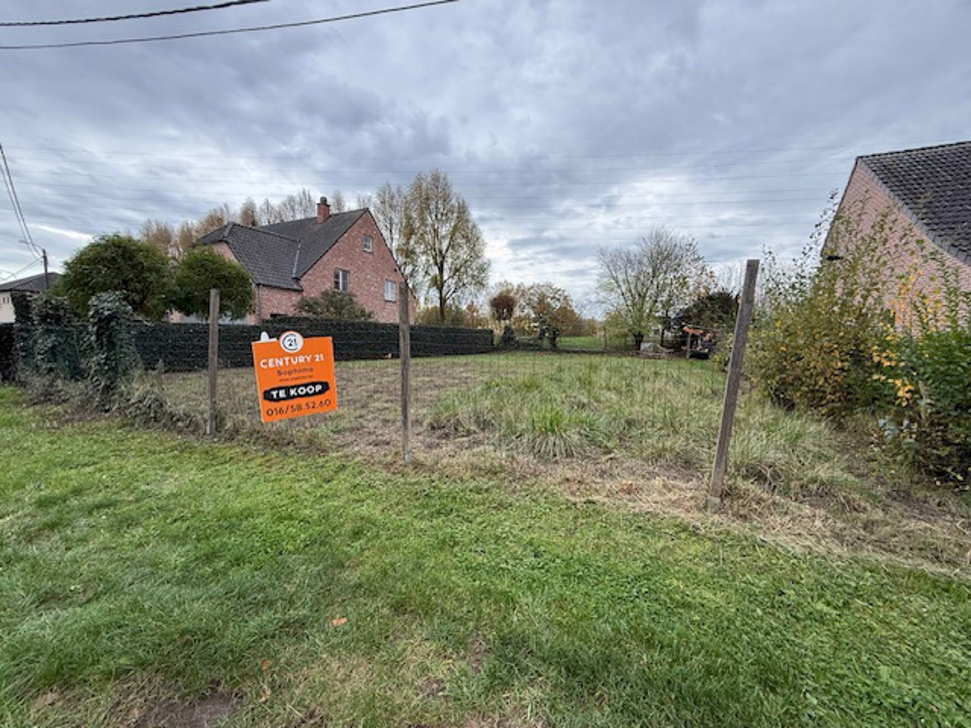 Bouwgrond voor open bebouwing in een doodlopende straat  foto {{pictureIndex}}