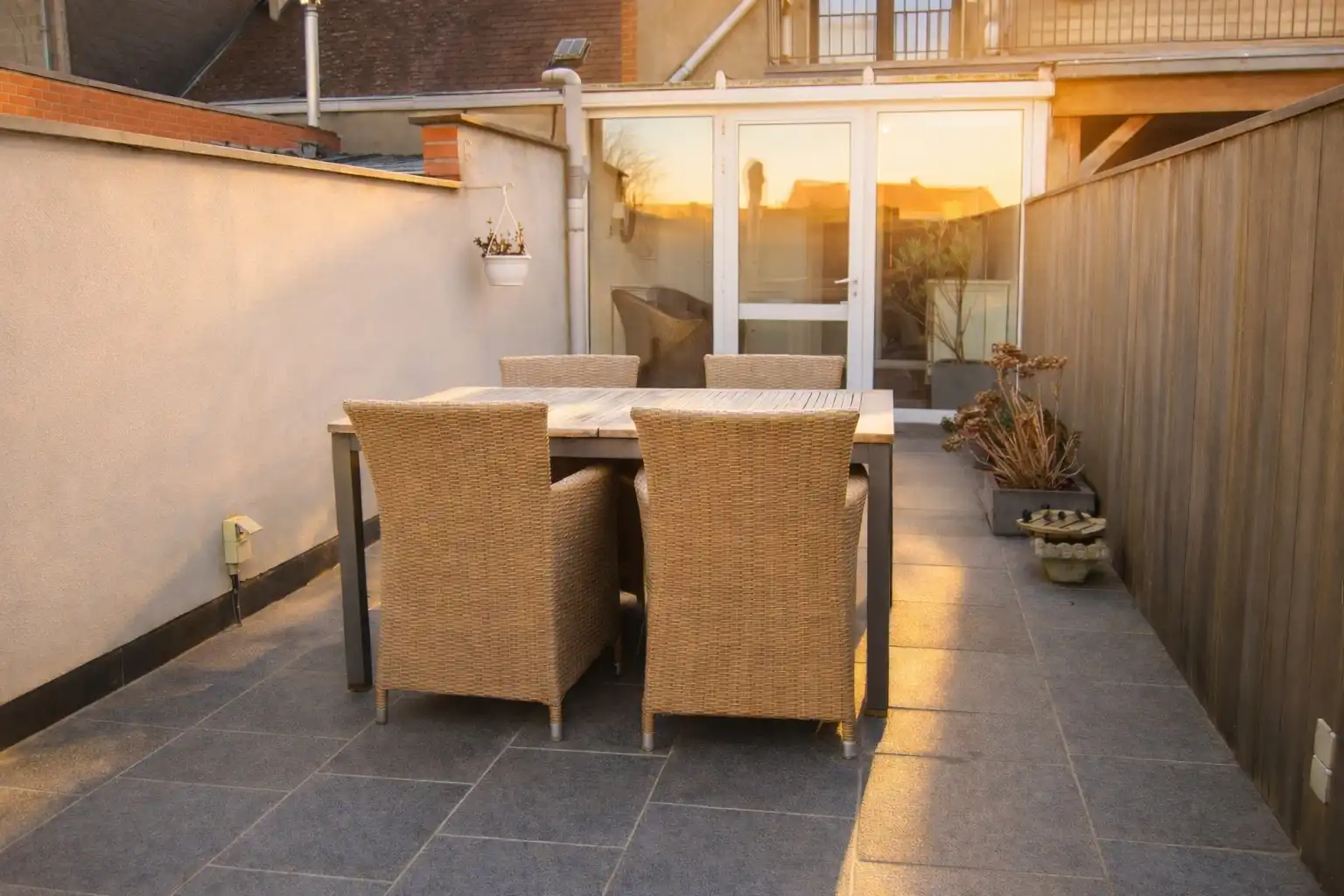 Dit prachtig gerenoveerde appartement uit 2010 is gelegen in het centrum van Zottegem, op de eerste verdieping van een verzorgd gebouw met lift.  foto 17