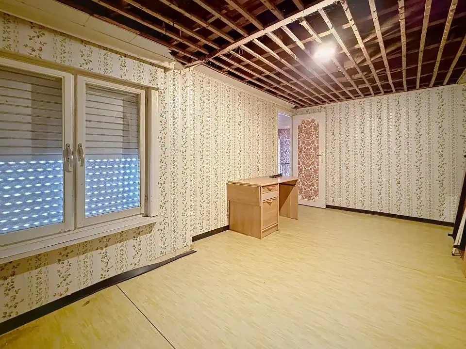 Centraal gelegen te renoveren ruime woning foto 12