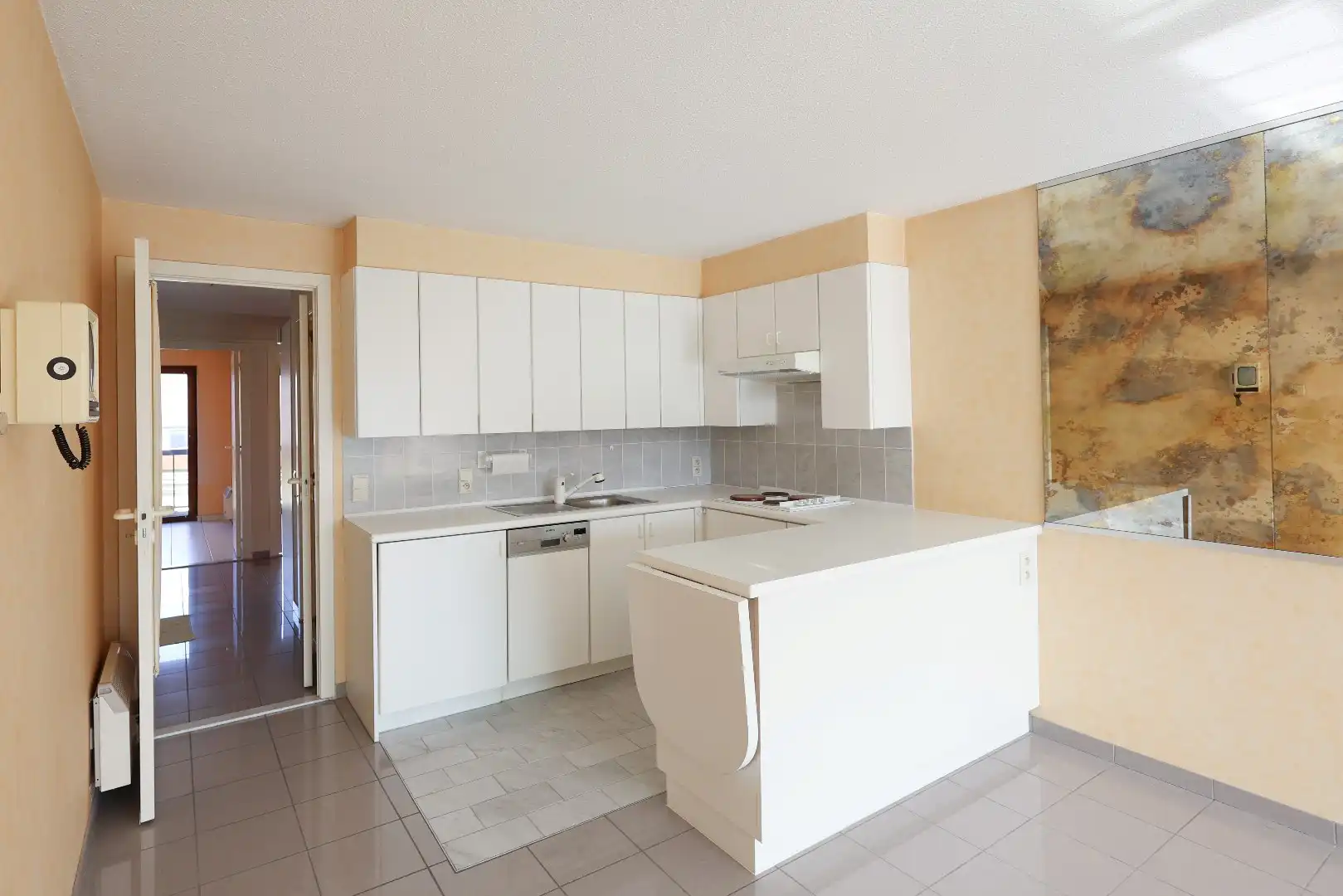 Ruim en zonnig appartement met 2 slaapkamers en een autostaanplaats in Res. Plaza II foto 7