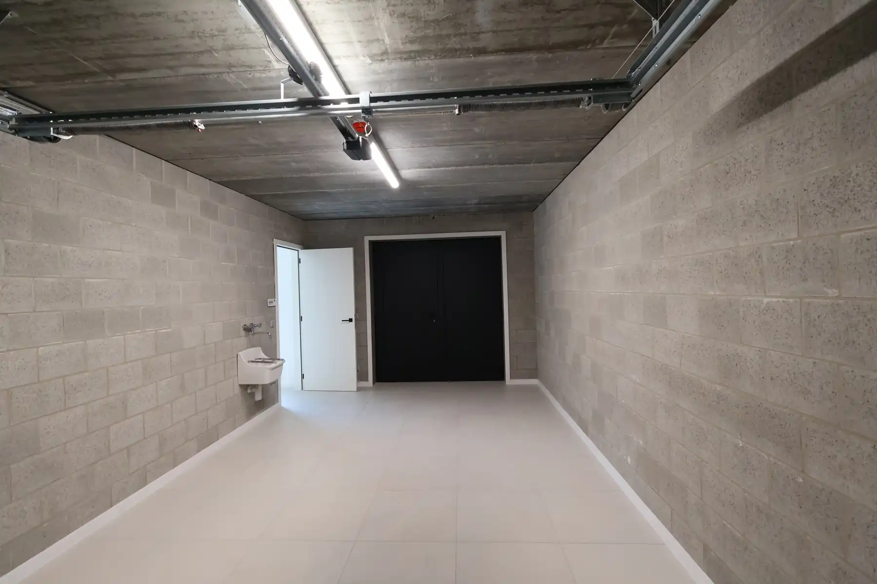 Een nieuwbouwwoning met 4 slaapkamers, tuin en garage. foto 8