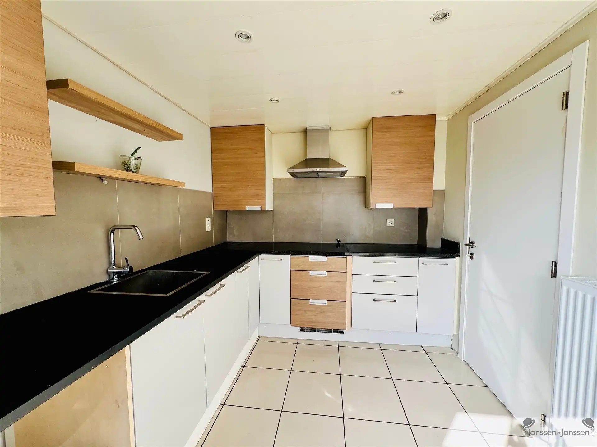 Ruime woning met 5 slaapkamers foto 8