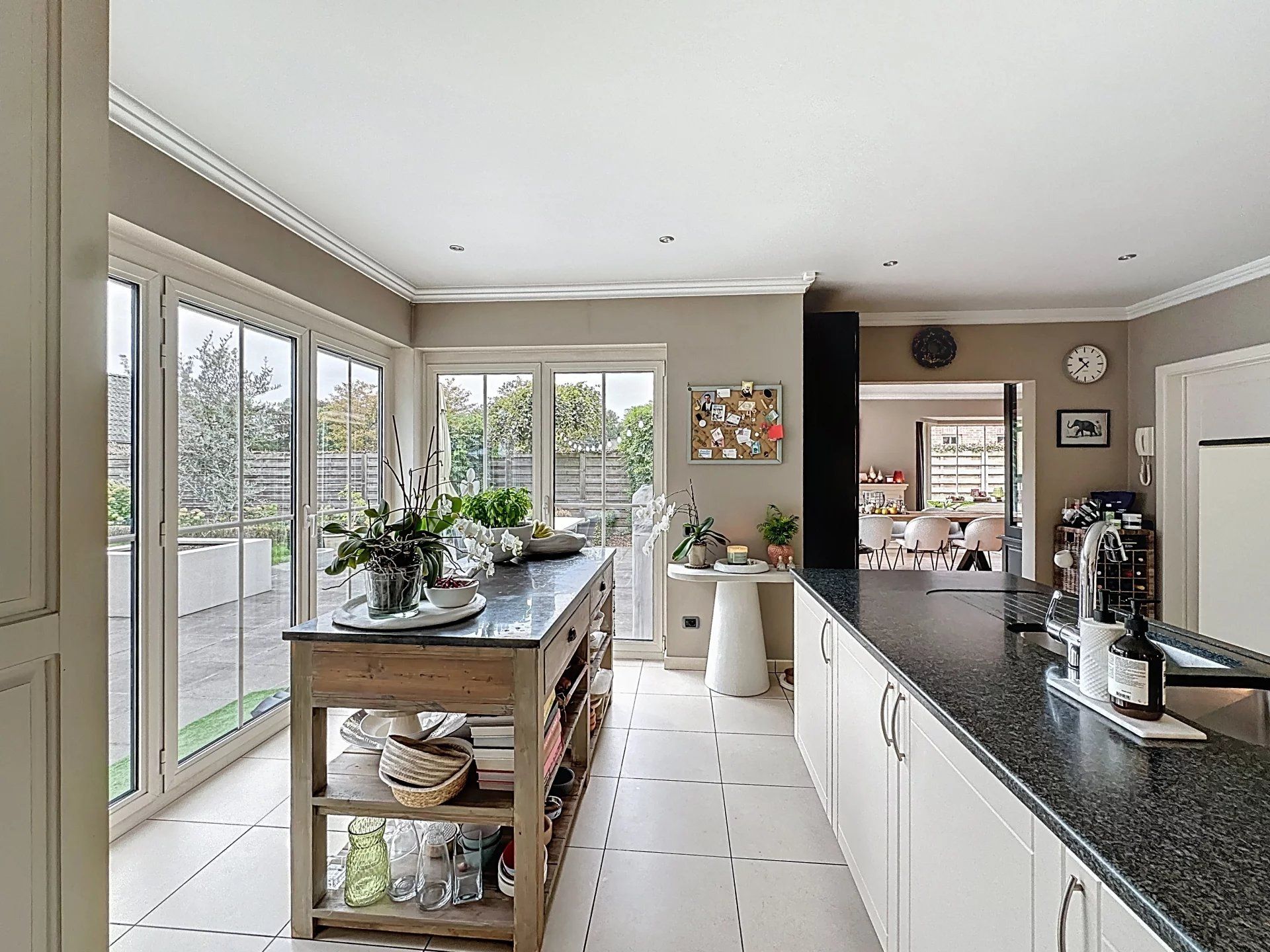Prachtige landelijke gelegen vrijstaande woning uit 2001, gelegen op een perceel van 16a 43ca. Deze woning biedt comfort, ruimte en privacy met hoogwaardige afwerking en moderne gemakken. foto 14