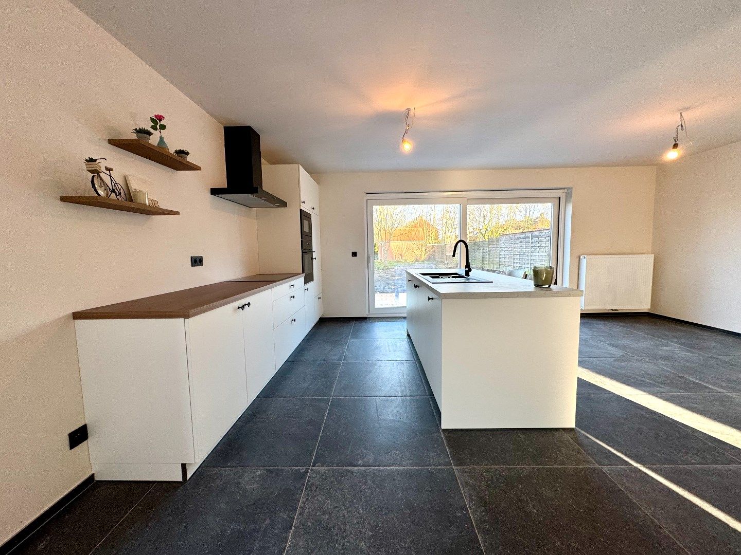GERENOVEERDE HALFOPEN WONING MET 3 SLPKS, 2 BADKAMERS, TUIN EN GARAGE foto 14