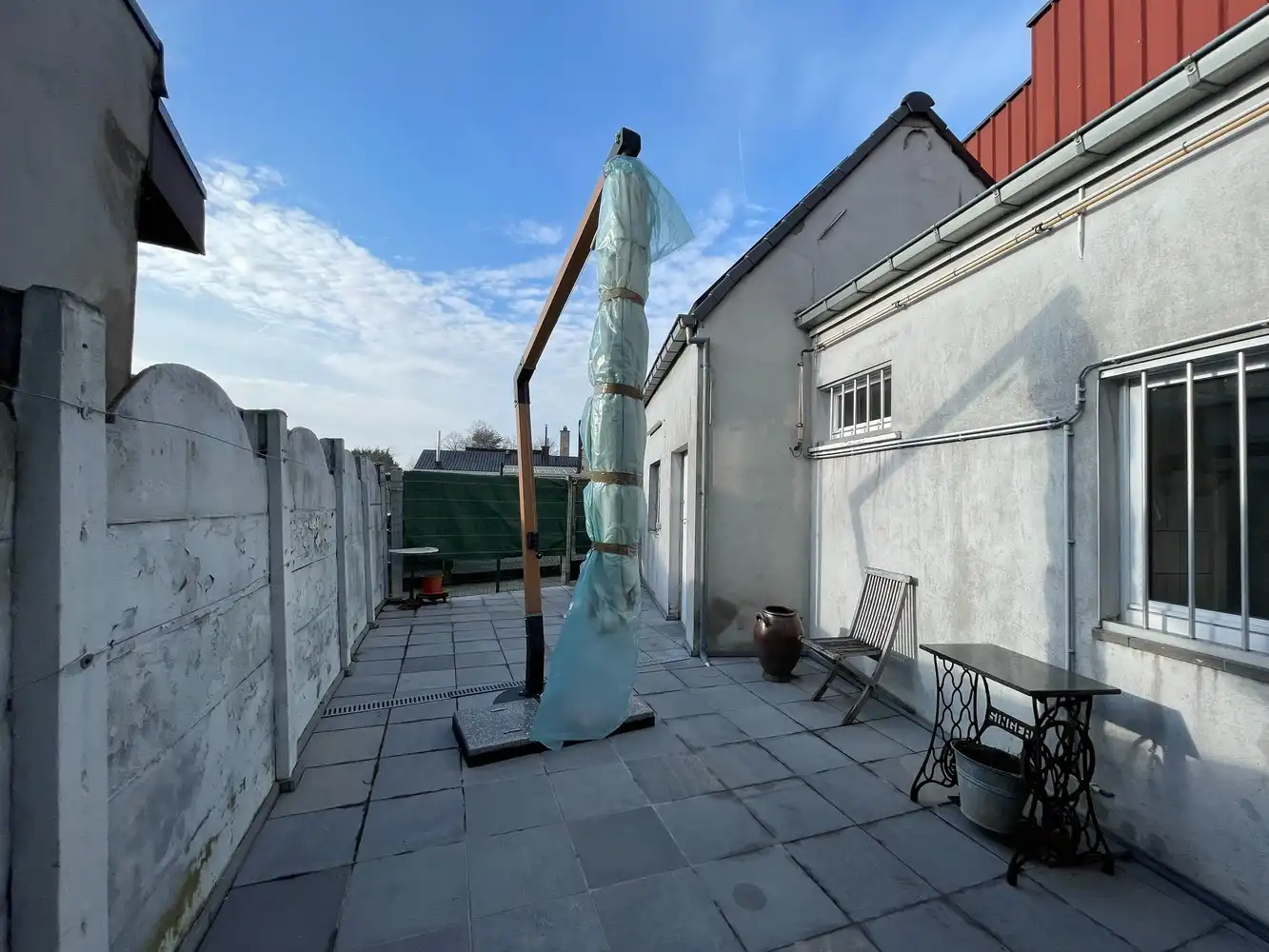 Handelsgelijkvloers met koer en bovengelegen appartement foto 20