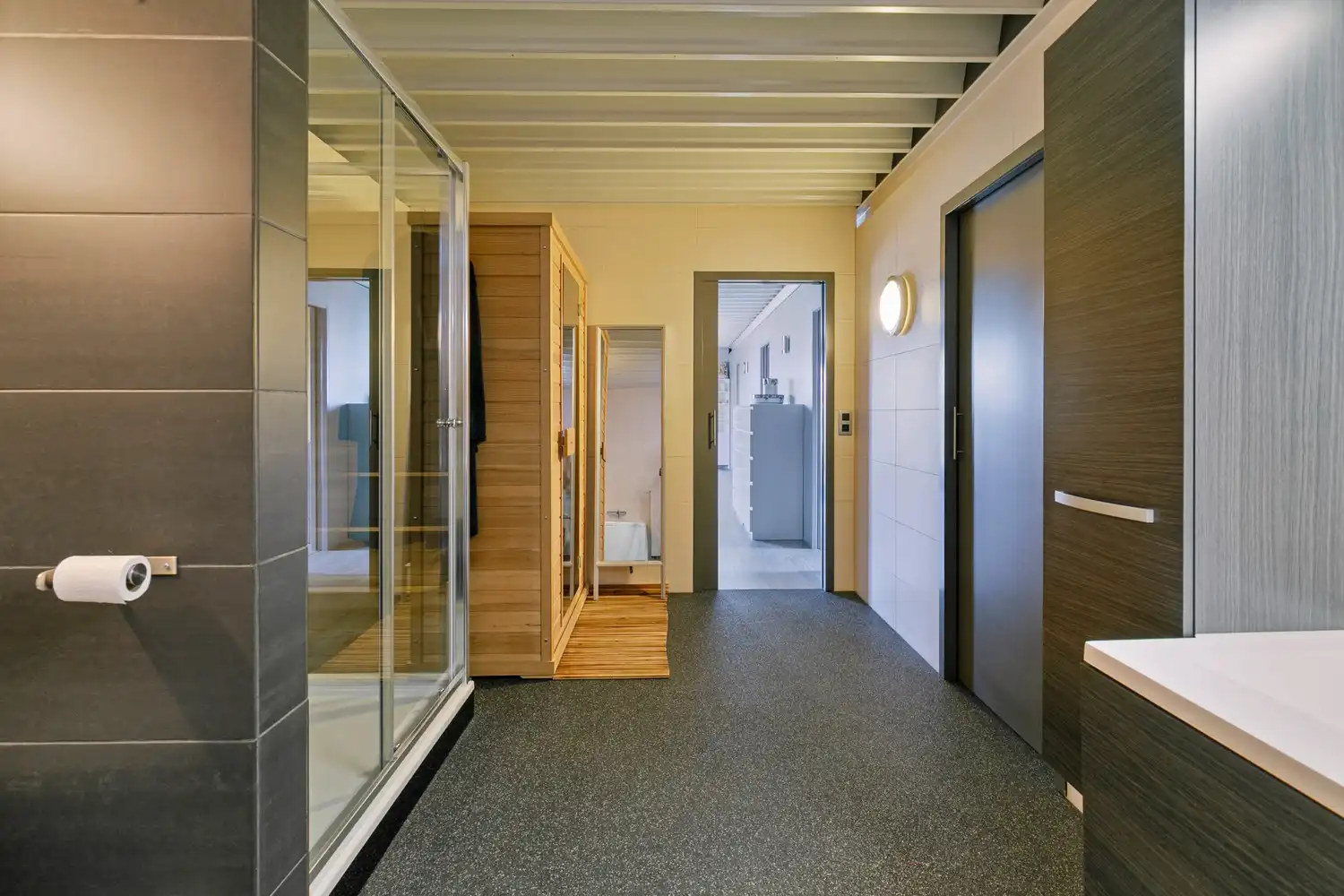 Handelsruimte met luxe duplex-appartement en verhuurde loodsen op het industrieterrein in Lanaken foto 42