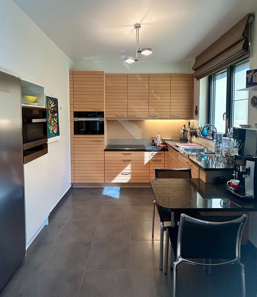 Luxueus afgewerkt appartement met terras en autostaanplaats nabij Sluispark foto 14