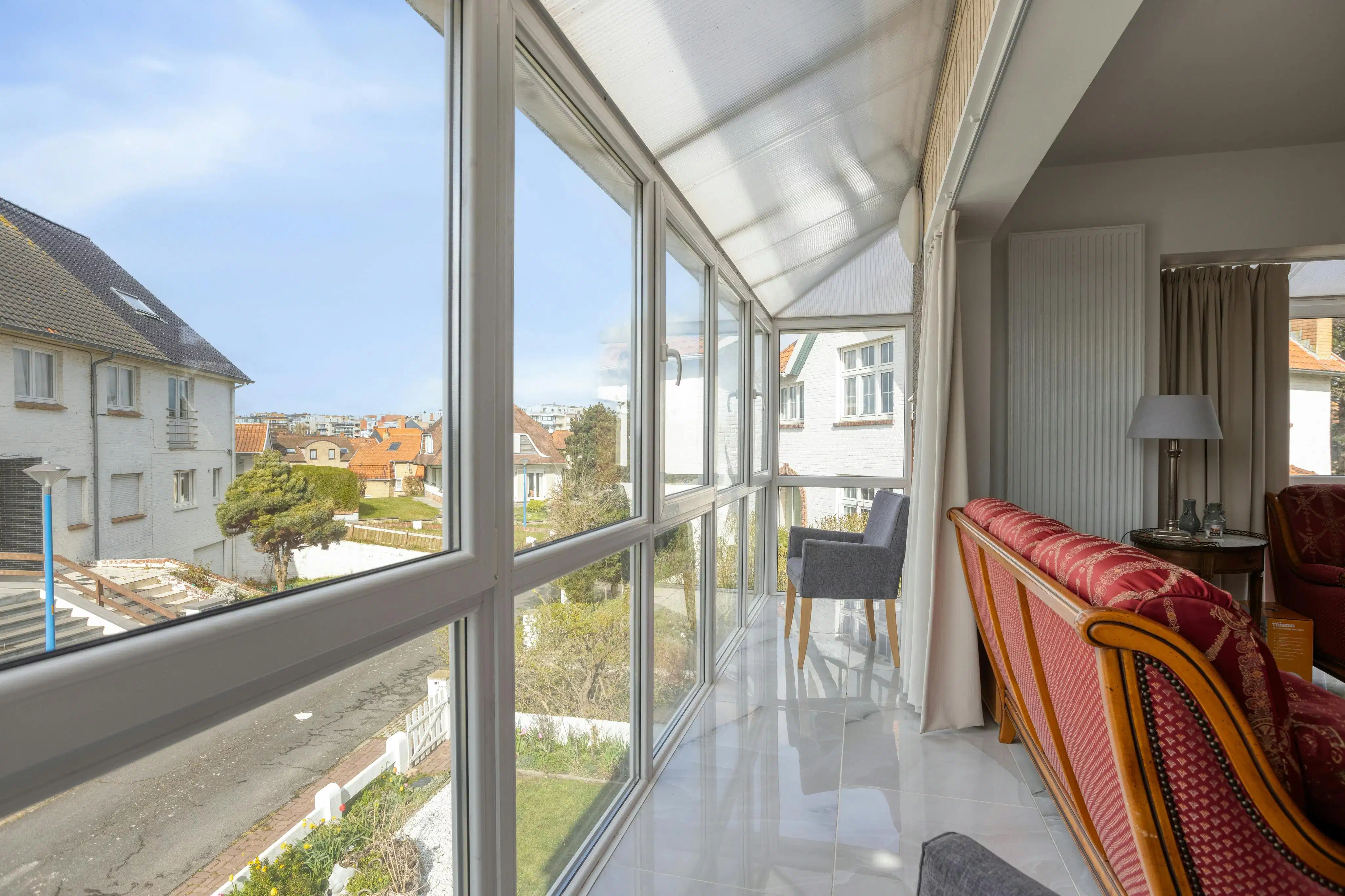 Gerenoveerd hoekappartement met 3 slaapkamers en garage foto 3