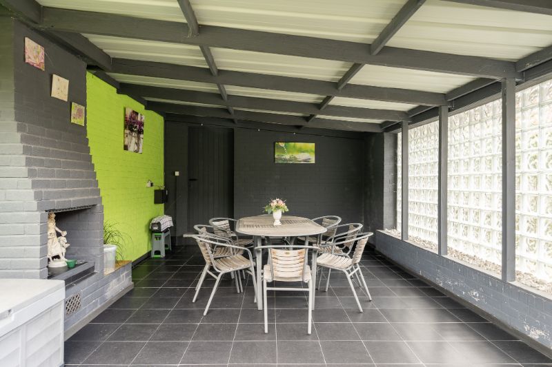 Handelspand met woonst met brede oprit en dubbele garage. foto 31