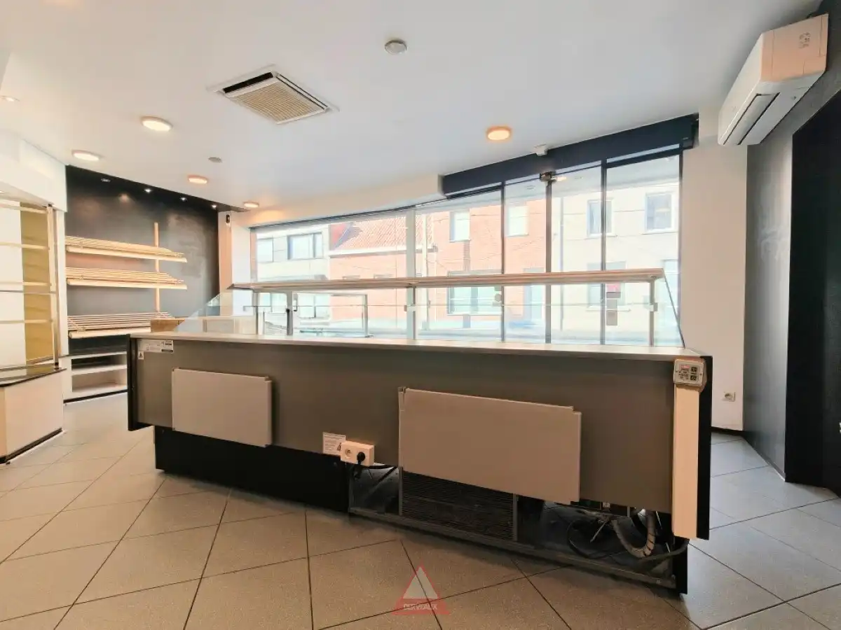 Moorslede – Veelzijdig handelspand met woonst en magazijn op commerciële ligging foto 9