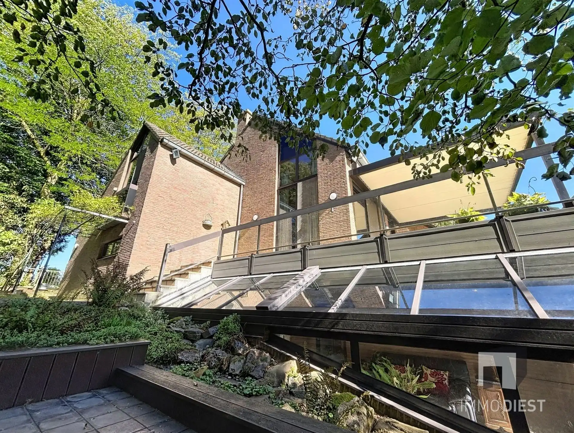 Prachtig gelegen villa met uniek ontwerp op 57a 74ca én achterliggende vijvers op 75a 54ca. foto 41