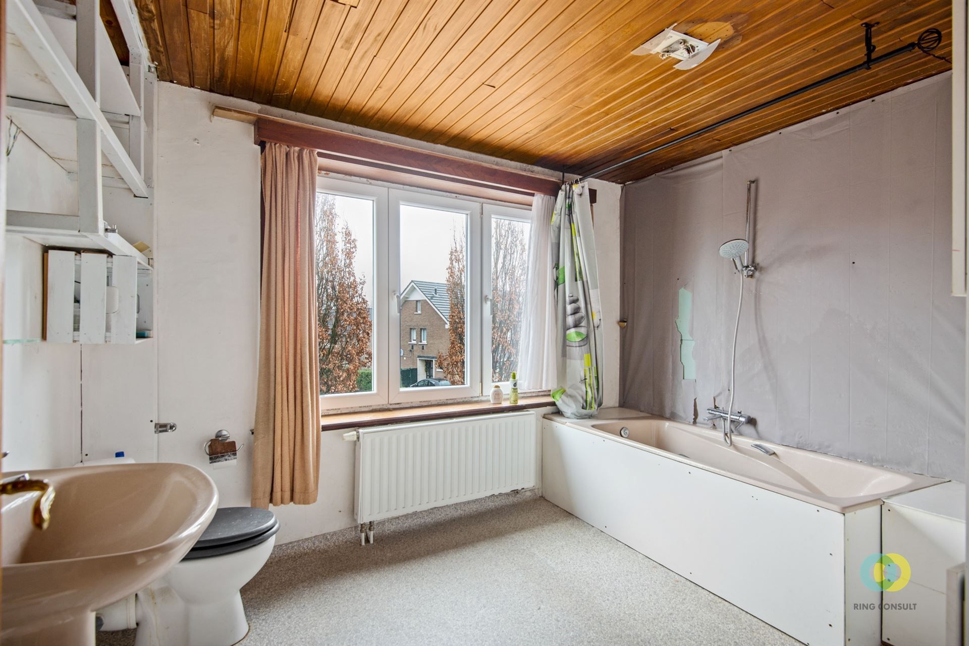 Ruime te renoveren woning met tuin en garage foto 13