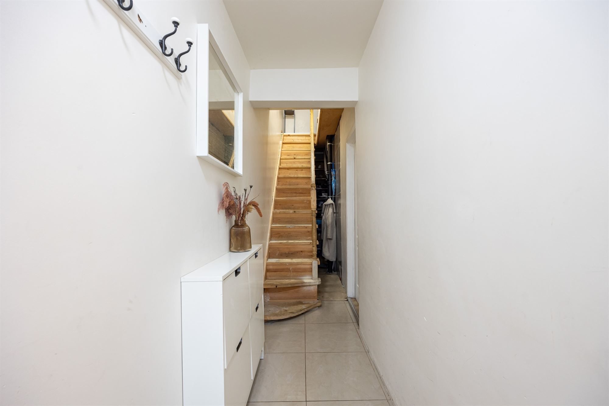 Op te frissen woning met 4 slpk en Z-tuin foto 13