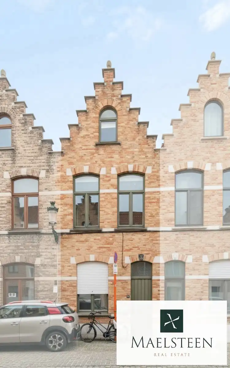Instapklare trapgevelwoning, gelegen in Brugge centrum foto {{pictureIndex}}