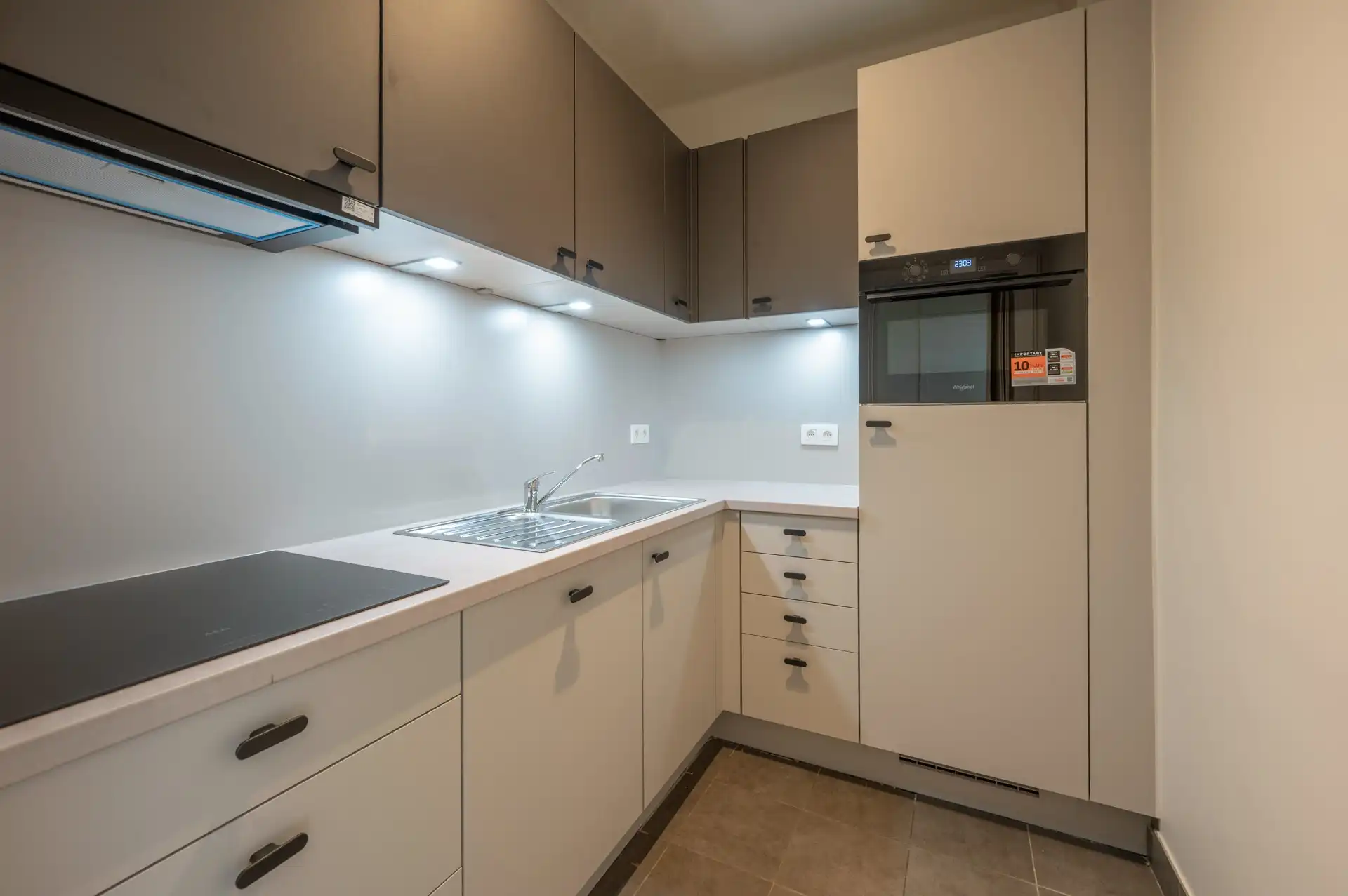 Ongemeubeld: appartement met 2 slaapkamers in een zijstraat van de Zeedijk! foto 4