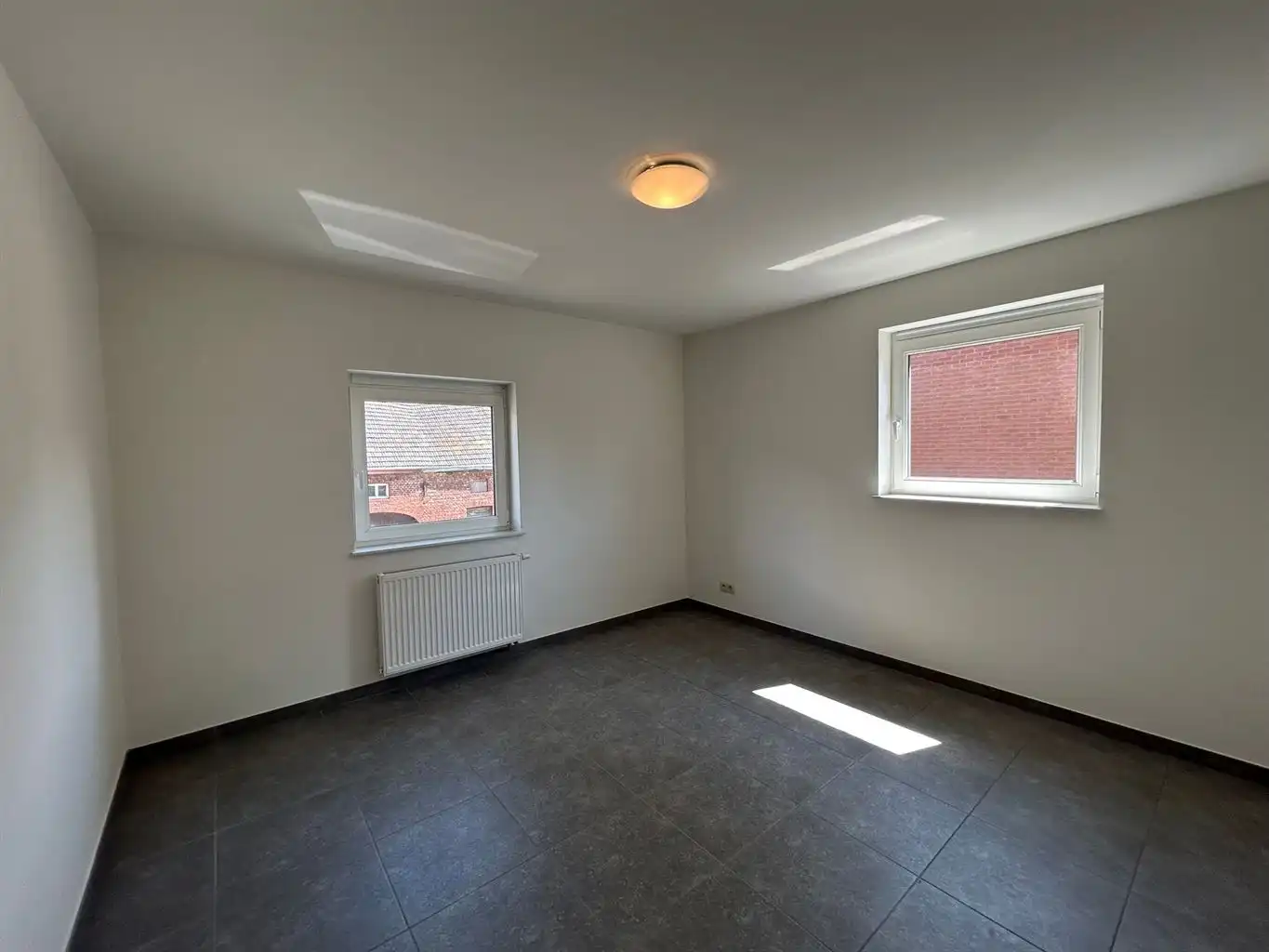 Instapklare stadswoning met 3 slaapkamers, aparte garage en tuintje. foto 12