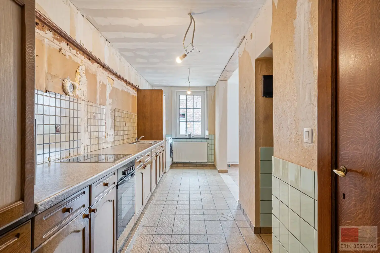 Gedeeltelijk gerenoveerde (vierkants)hoeve, met een potentieel woonoppervlakte van 547m² gelegen op een perceel van 1366m². foto 4