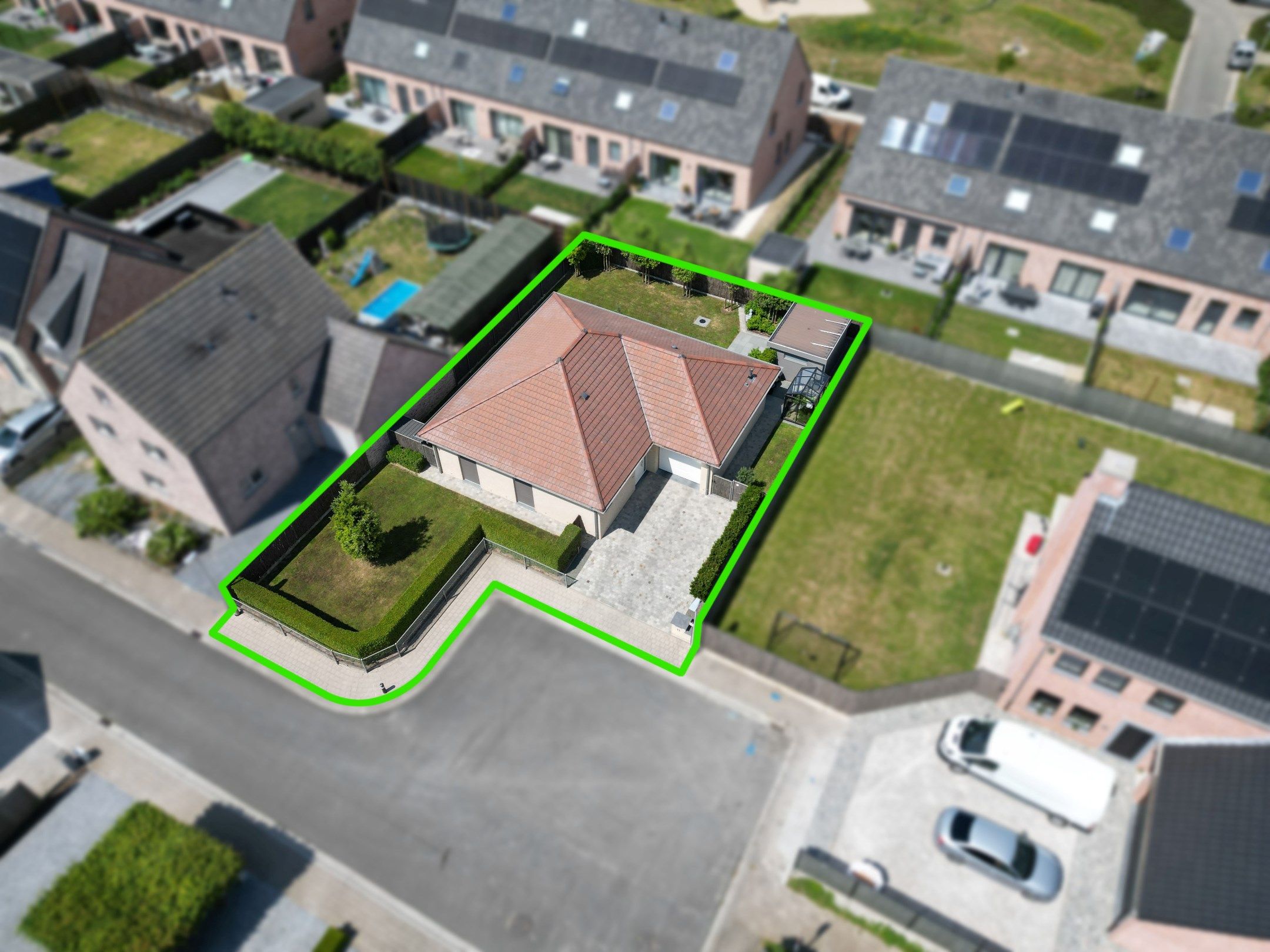 RECENTE LAAGBOUWVILLA IN RUSTIGE BUURT foto {{pictureIndex}}