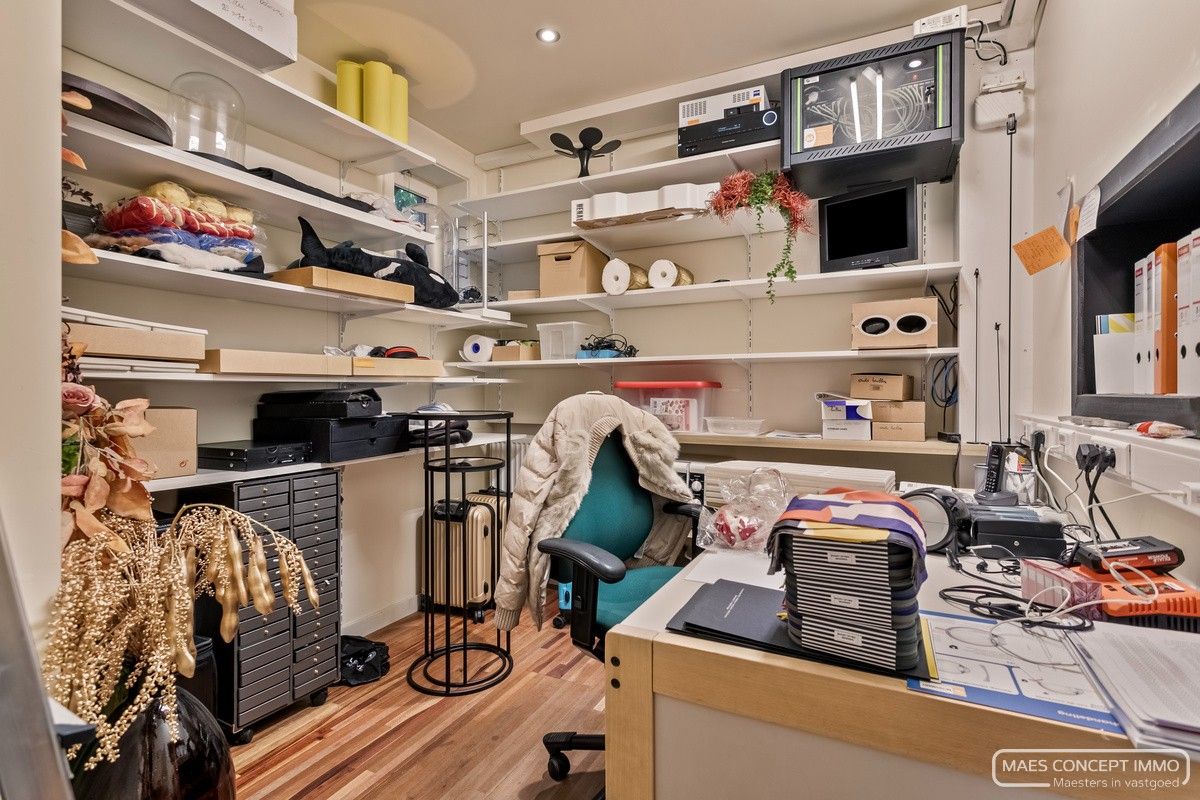 Te koop handelspand op top locatie met bovenliggend ruim appartement foto 13
