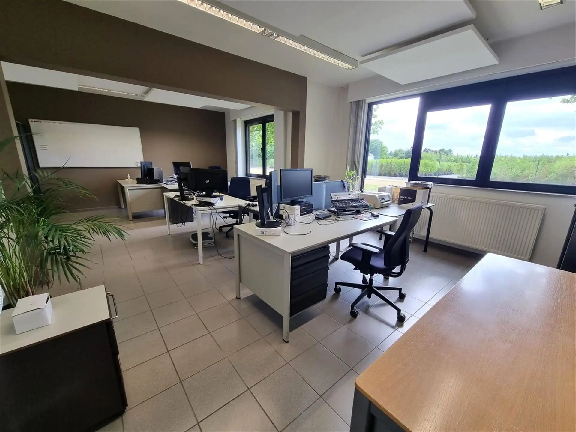 Kantoorgebouw met vergaderzalen en opleidingslokalen, bruto vloeropp 1146m² op een perceel van 44a48ca. foto 4