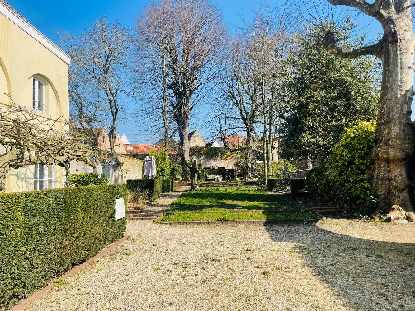 Brugge,aan de SINT-ANNAREI , DUBBEL APPARTEMENT( 250m²)  in een herenhuis  vooraan zicht op de Sint-Annarei, achteraan zicht op een grote gemeenschappelijke tuin,2  livings, 2 keukens, 4 slaapkamers, 2 badkamers. foto {{pictureIndex}}