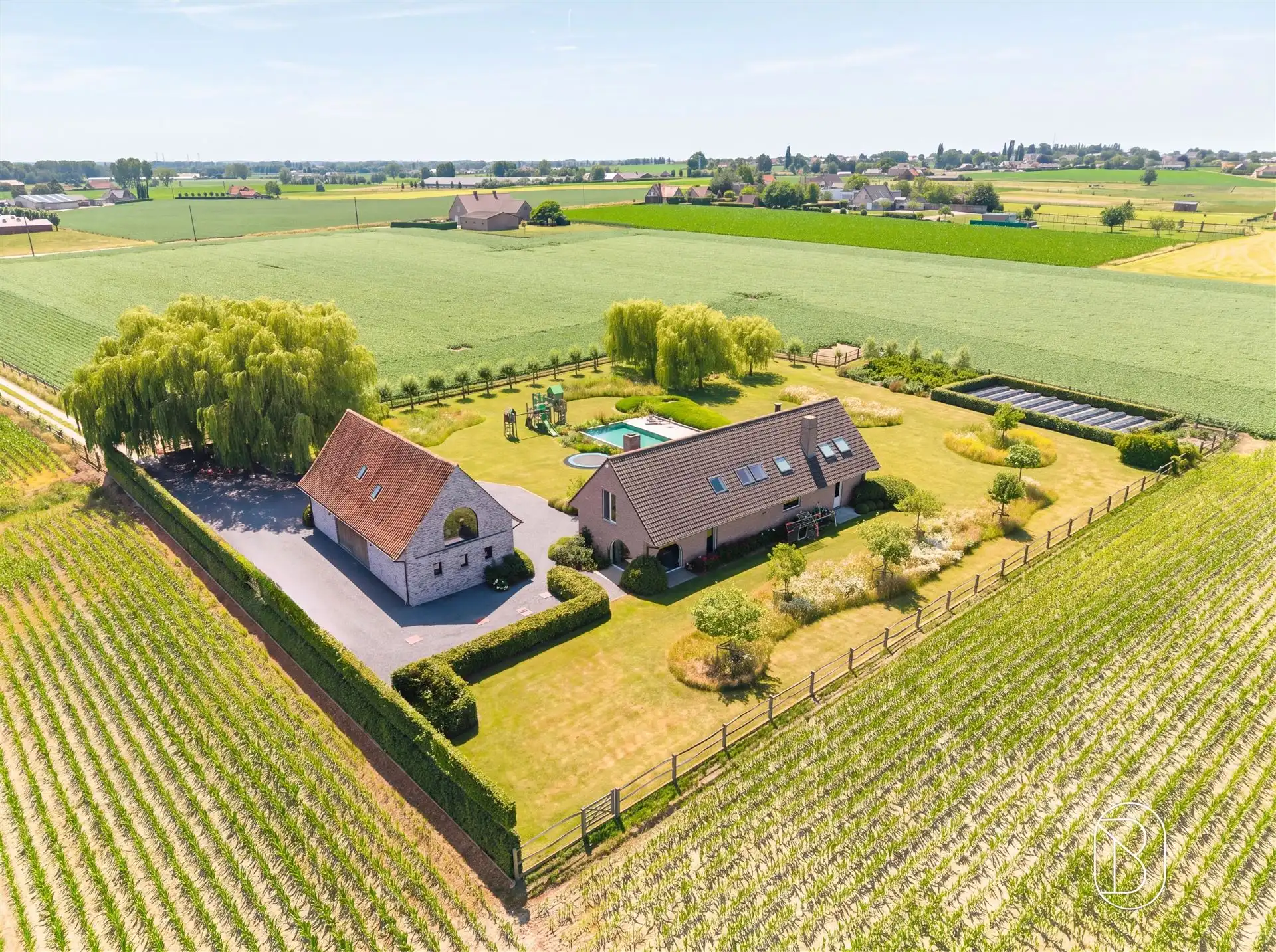 Landhuis + bijgebouw, met zwembad en privacy op 5.329 m². foto 4