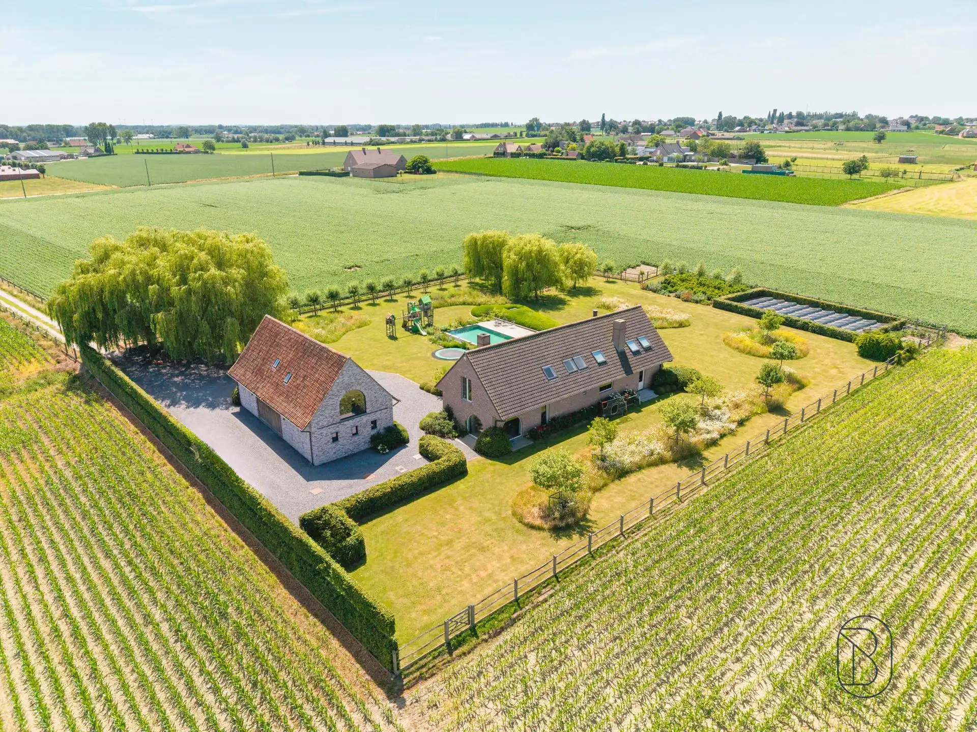 Landhuis + bijgebouw, met zwembad en privacy op 5.329 m². foto 4