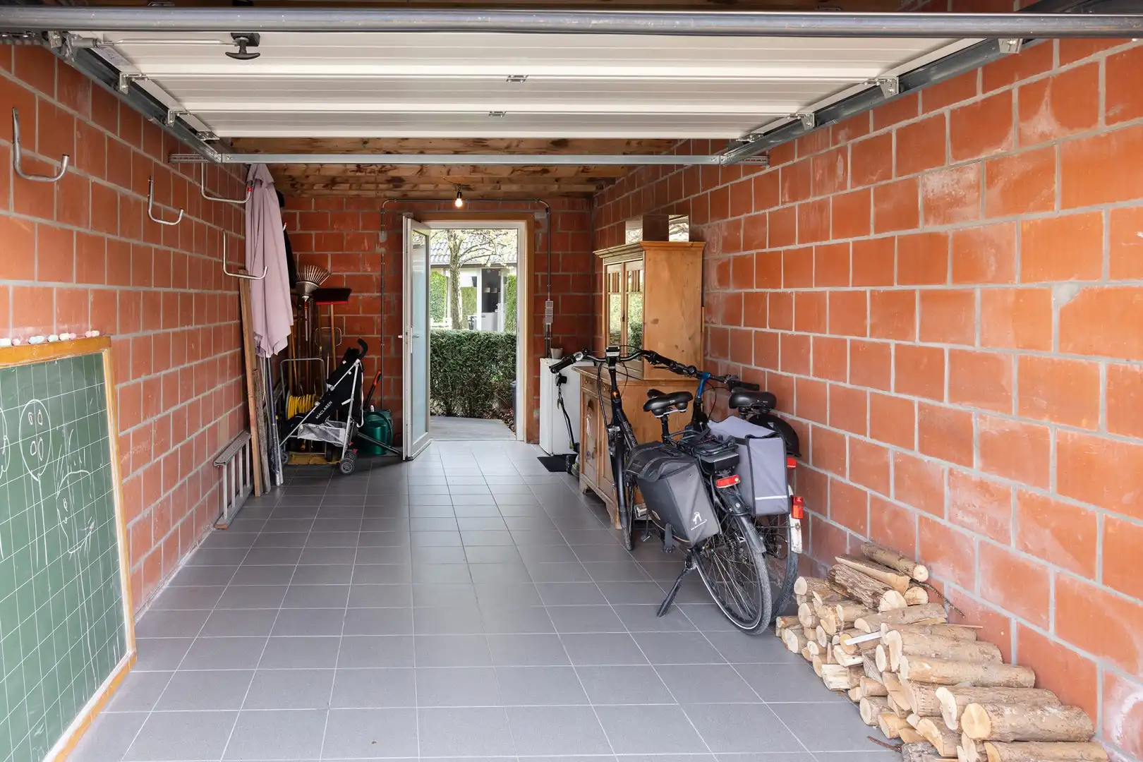 Gezellige stadswoning met zongerichte tuin, garage & parking. foto 16