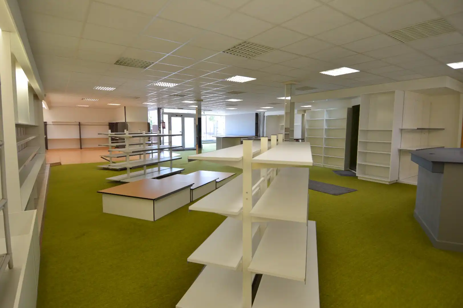 Ruim commercieel pand voor winkel, kantoor,... met parkeergelegenheid voor de deur foto 4