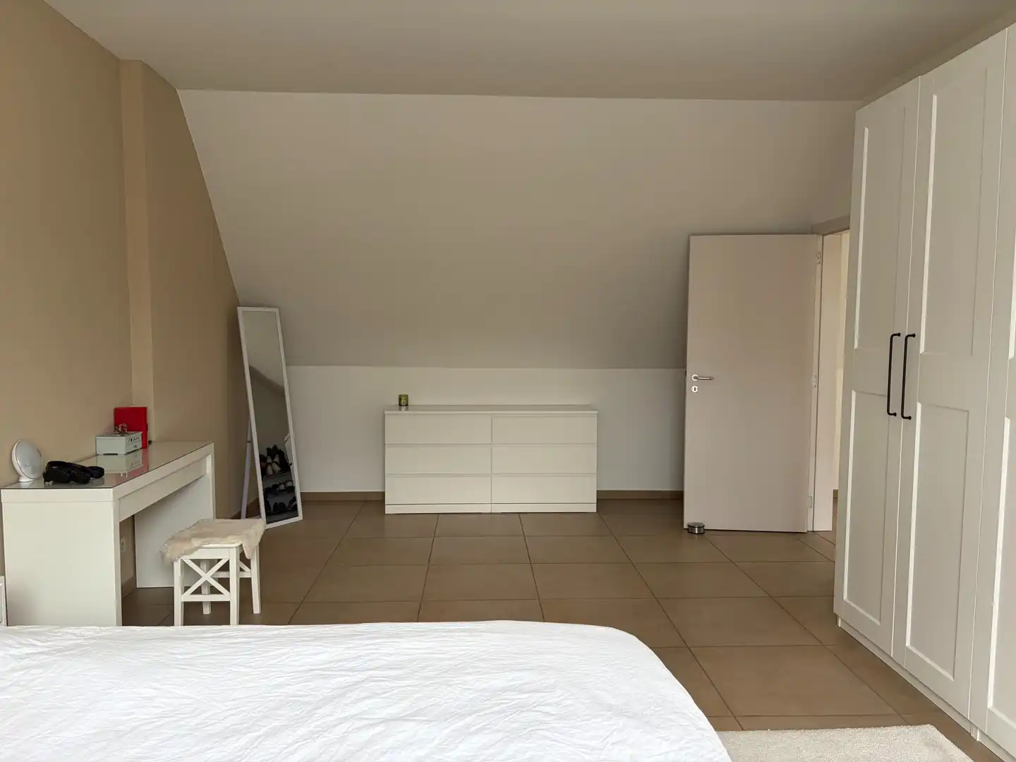 Ruim dakappartement met groot terras en garage. foto 12
