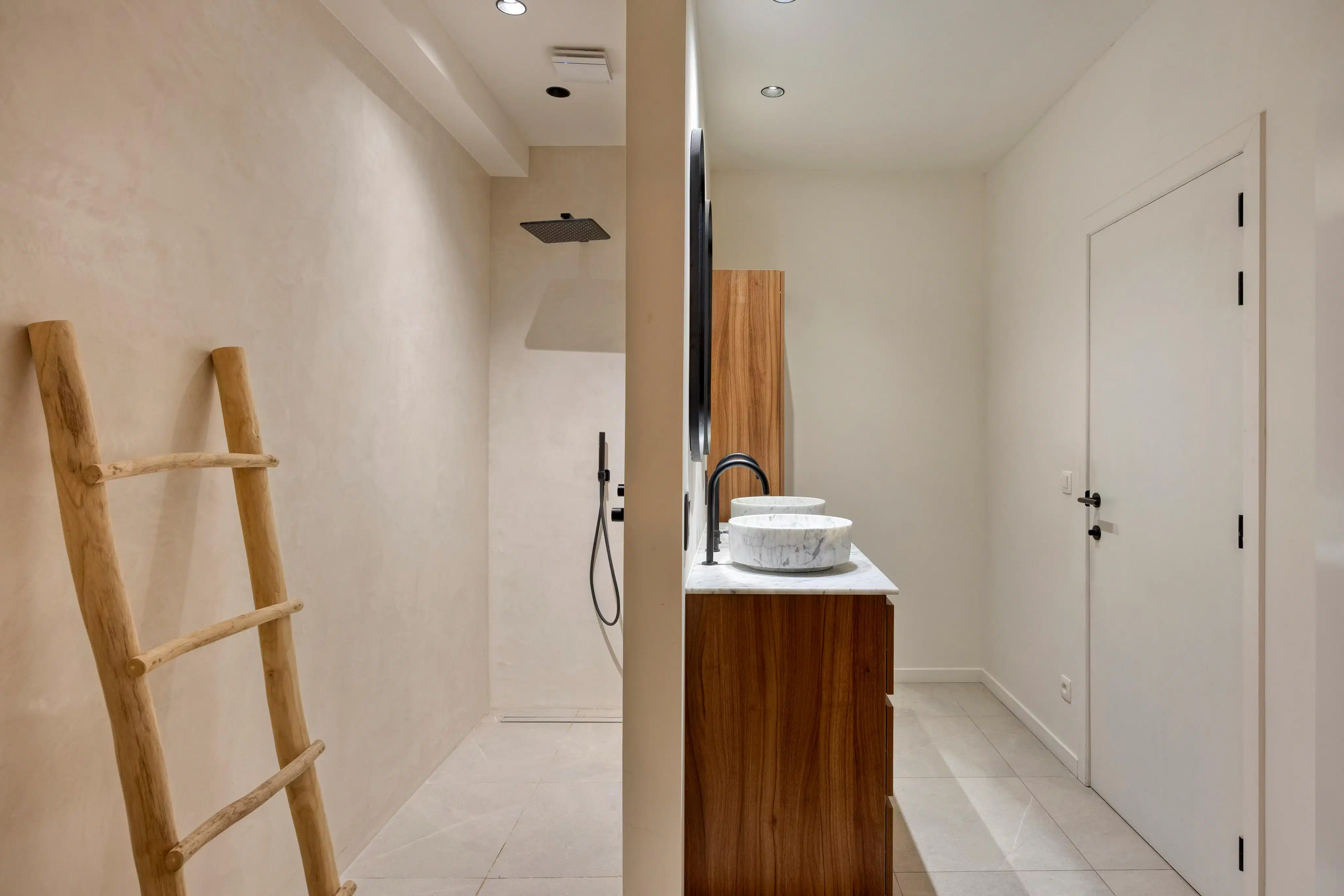 Stijlvol en praktisch gerenoveerd huis met garageopties  foto 14