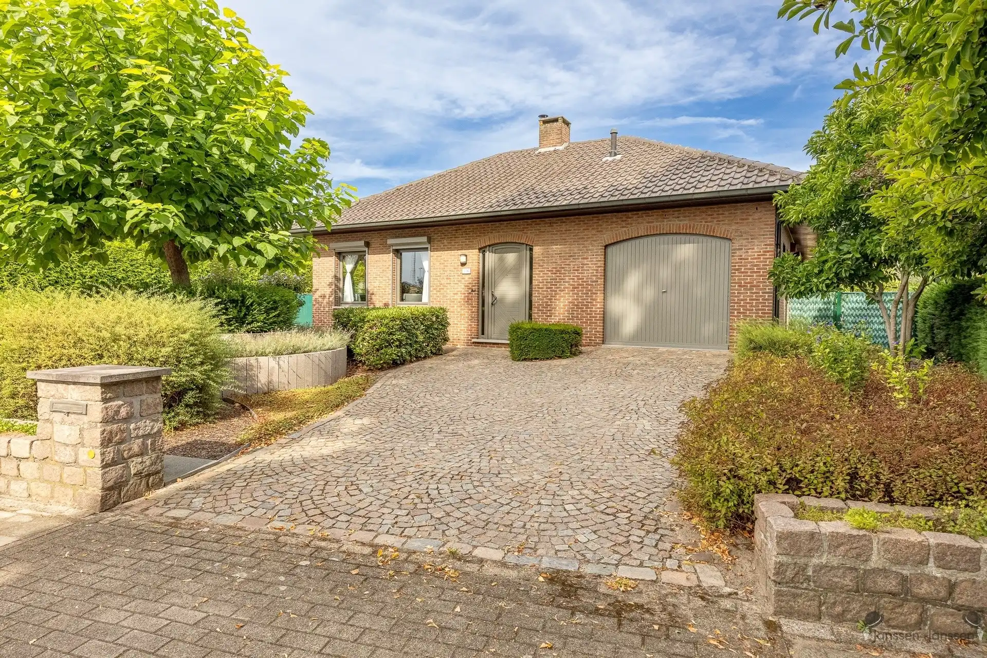 Ruime villa met magazijn op 1.650 m² in Kapellen foto {{pictureIndex}}