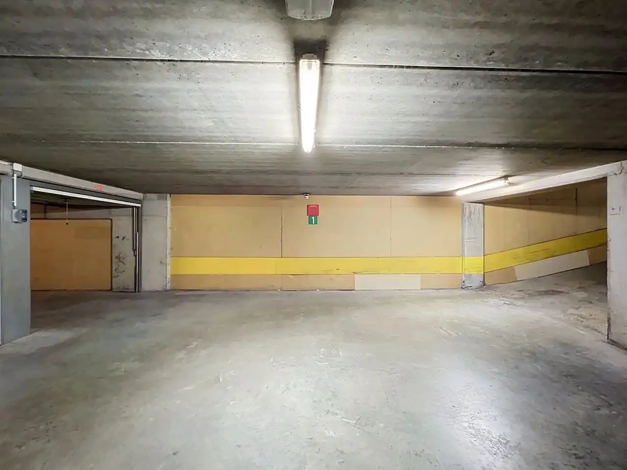 Bijzonder goed gelegen garagebox (op de eerste verdiep) van een centraal gelegen complex, vlakbij de Visserskapel foto 5