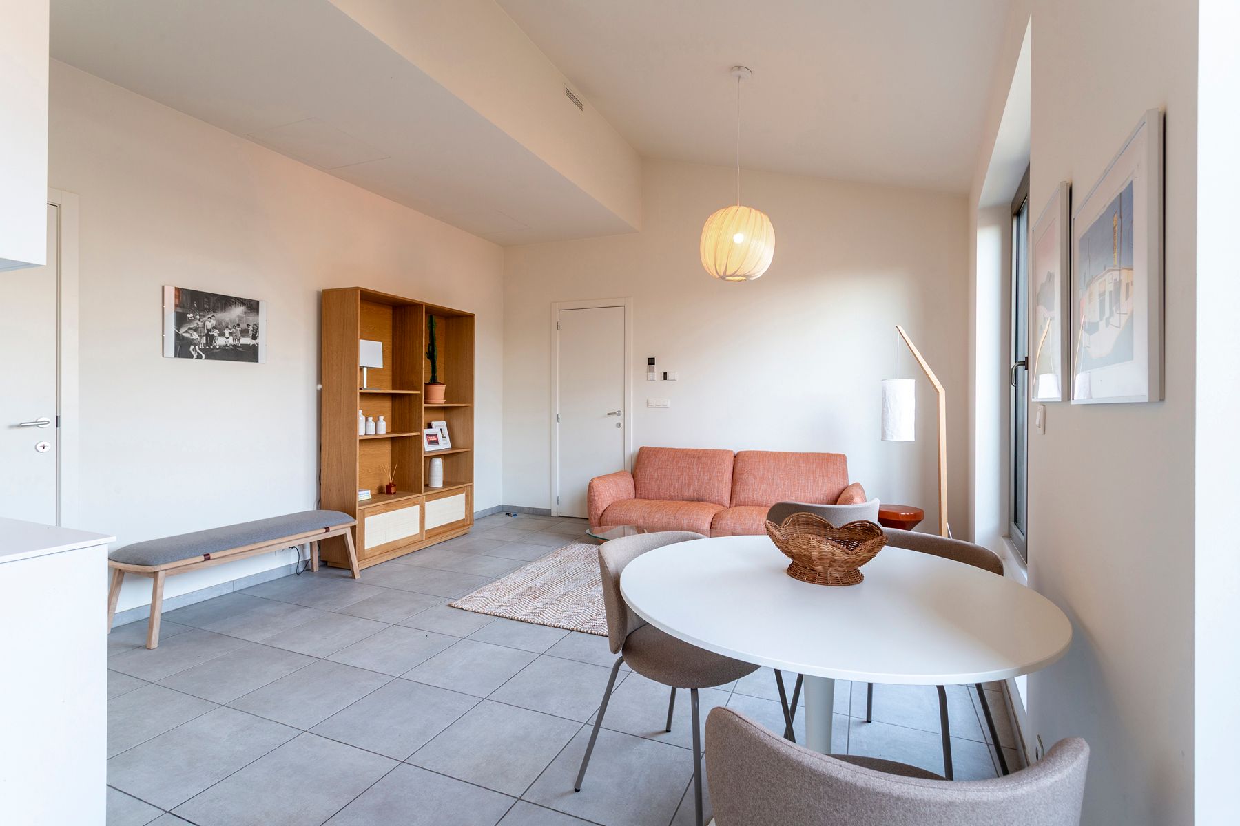 Stijlvol gemeubeld appartement met terras in de Cadixwijk foto 3