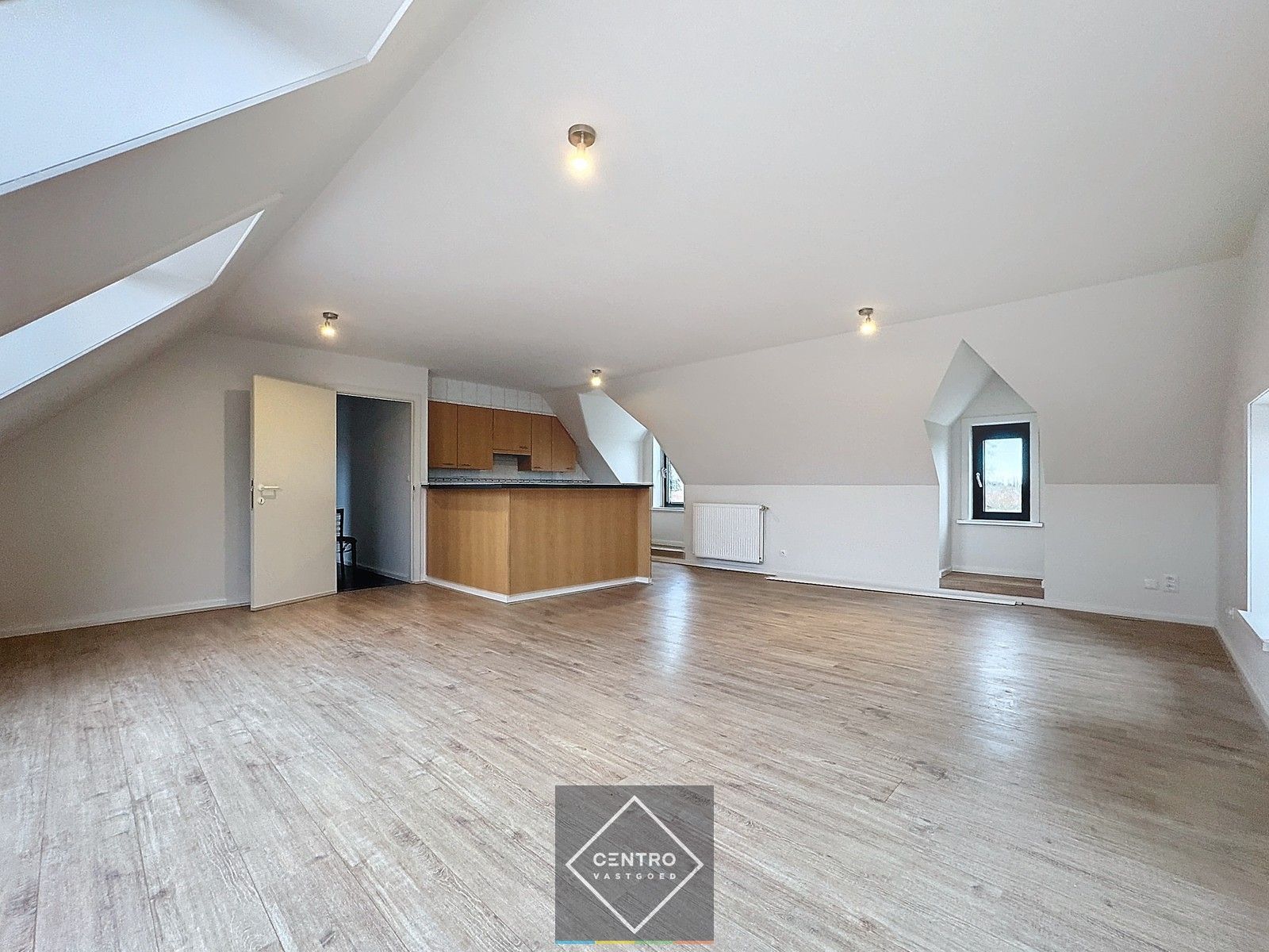 Instapklare HORECA-ZAAK met APPARTEMENT (3 slpks) te huur in Oudenburg. Op hoekligging! foto 7