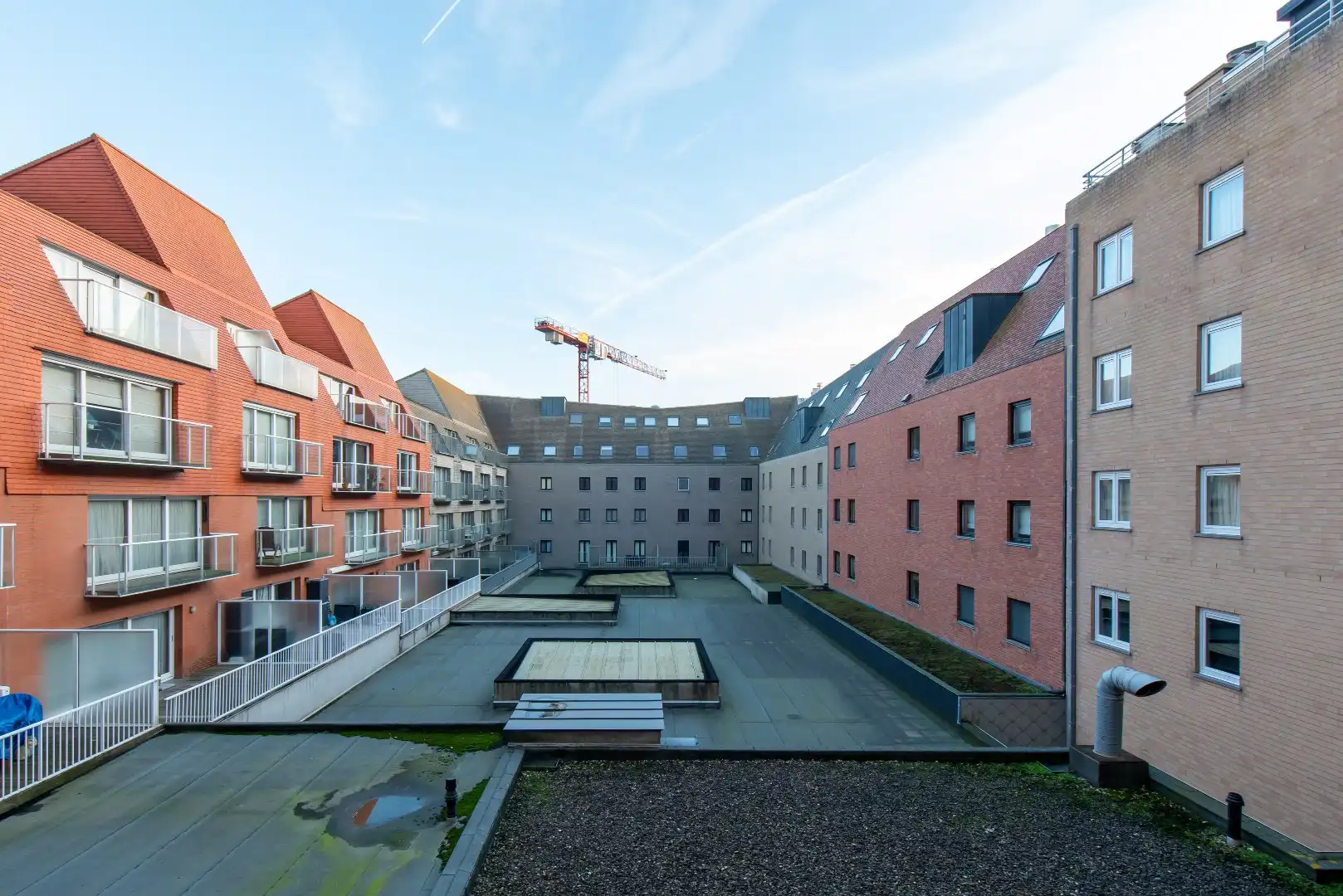 Centraal gelegen, ruim 2 slaapkamerappartement op wandelafstand van de Zeedijk. foto 24