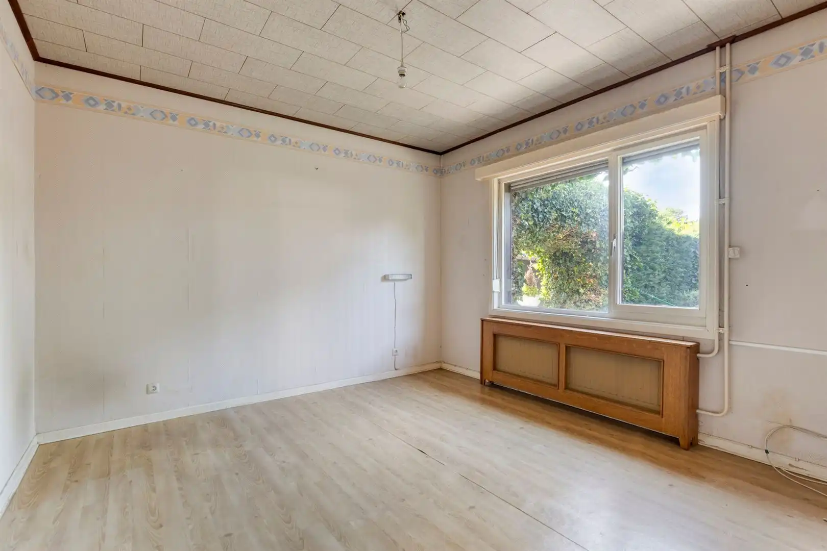 Huis met prachtige tuin in een woonwijk in doodlopende straat foto 17