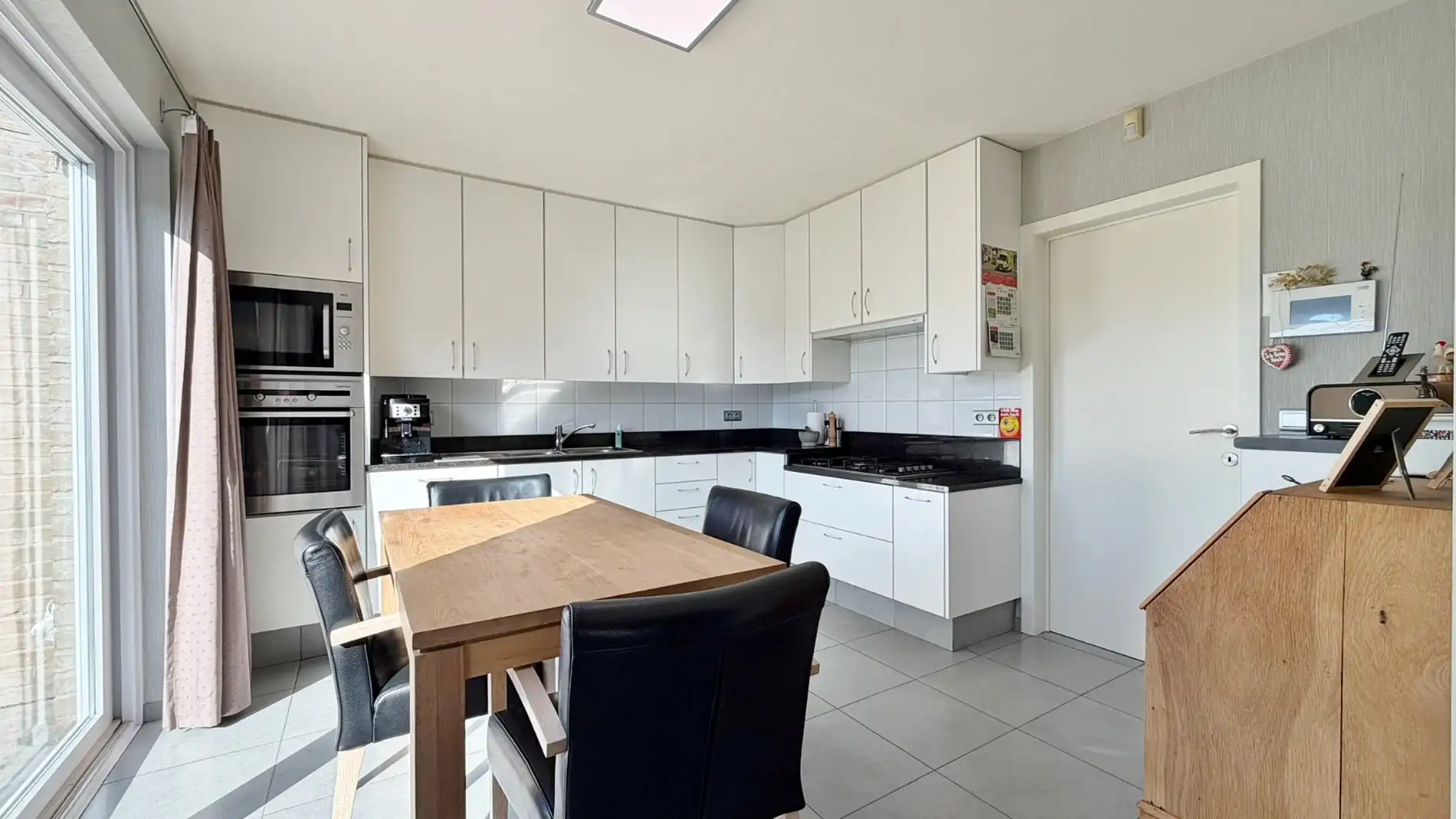 Halfopen bebouwing in rustige, kindvriendelijke straat met garage en zonnige tuin.  foto 8