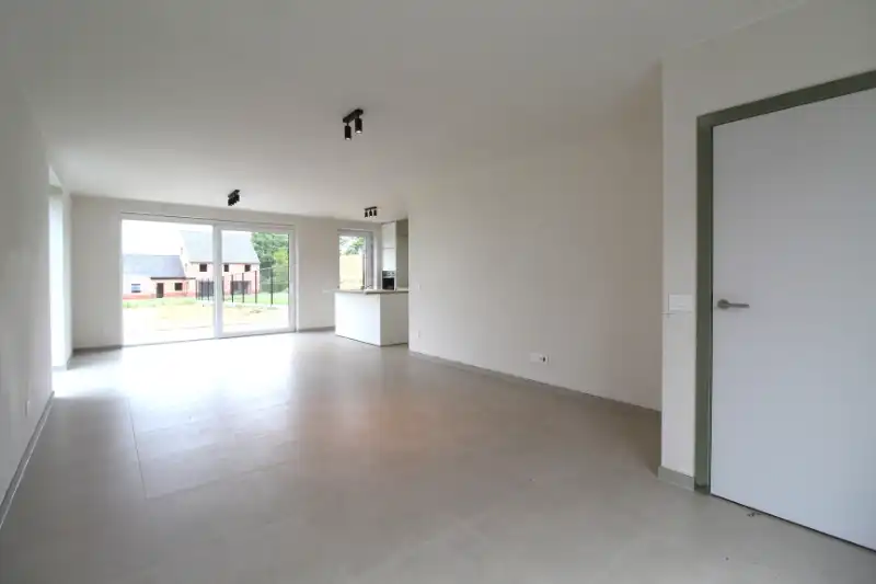 Nieuwe halfopen woning met 3 slaapkamers foto 2