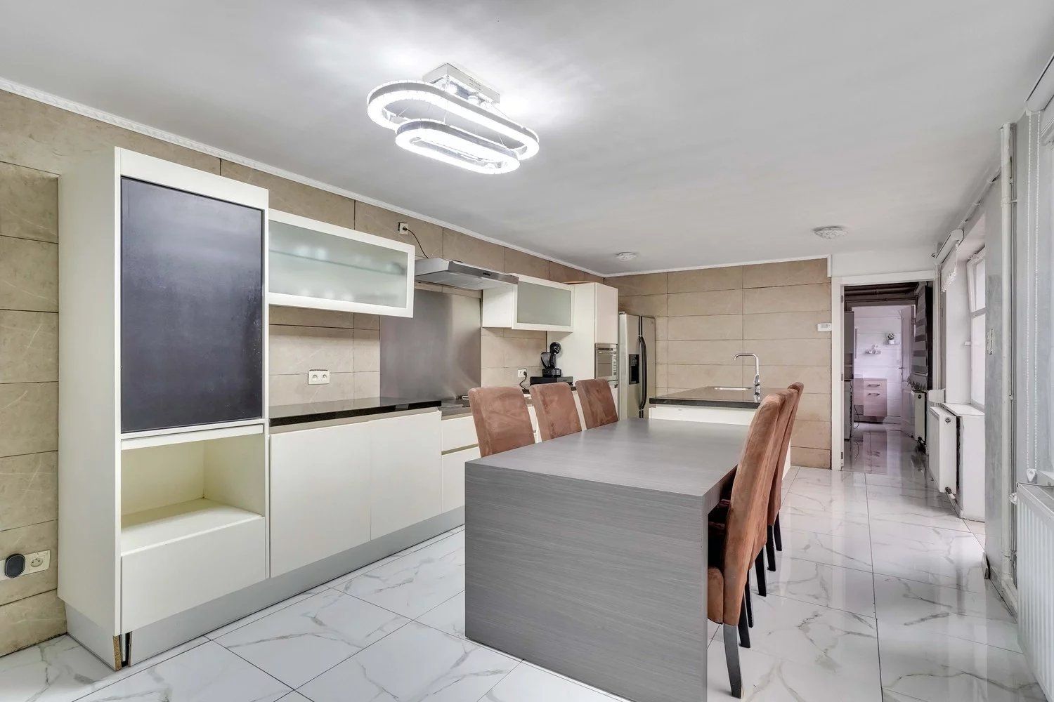 Gerenoveerde gezinswoning met vier slaapkamers foto 4