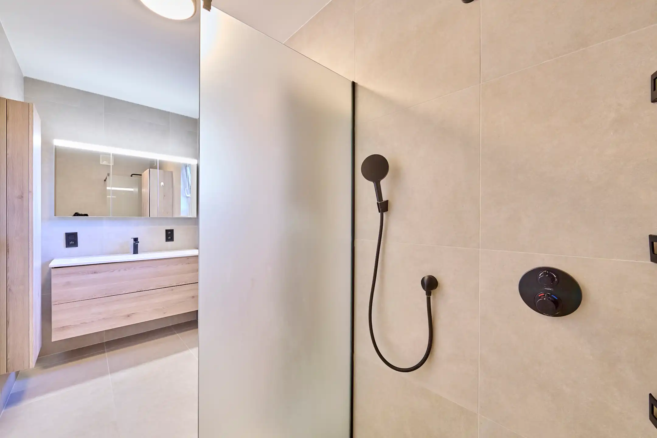 ZEER RUIME INSTAPKLARE WONING MET HOOGWAARDIGE AFWERKING foto 8