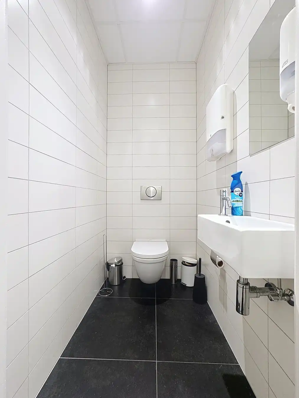 Instapklare KANTOORRUIMTEN (436m²) voorzien van alle comfort (databekabeling, airco,...) en private parkeergelegenheid. Vlot bereikbaar via Expresweg van Brugge! foto 16