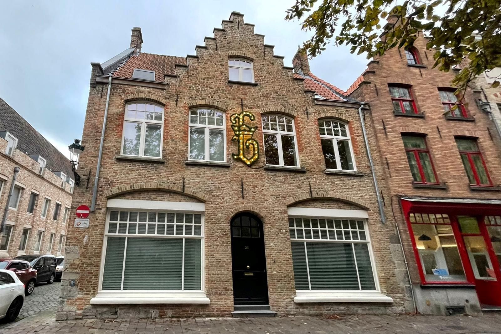 Uniek! Prachtig machtig! Vernieuwde, ruime en luchtige hoek- en trapgevelwoning met grote garage in super hartje Brugge! foto 27