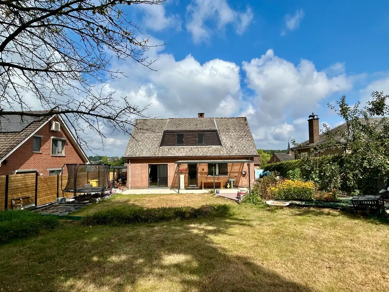 Ruime gezinswoning op mooi perceel in rustige, groene omgeving te Leefdaal foto {{pictureIndex}}