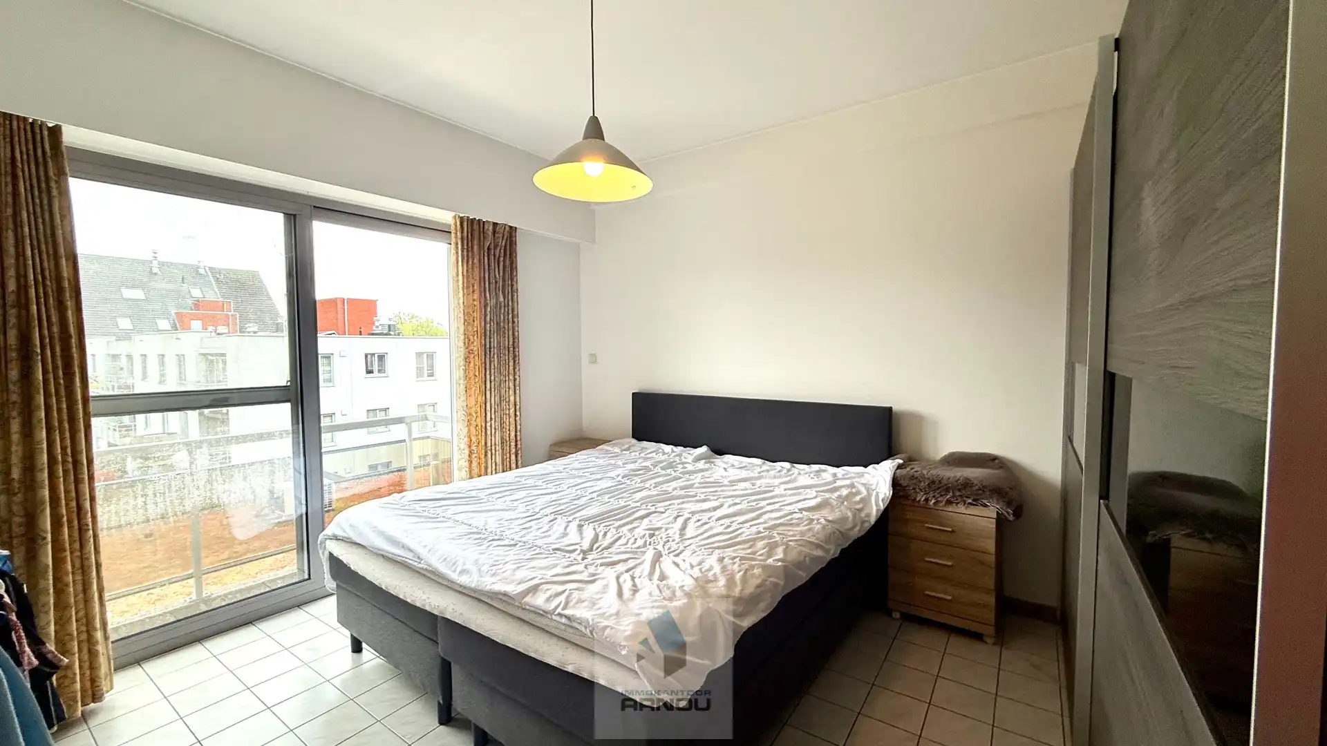 Centraal gelegen, lichtrijk en ruim appartement met 2 slaapkamers en garage foto 8