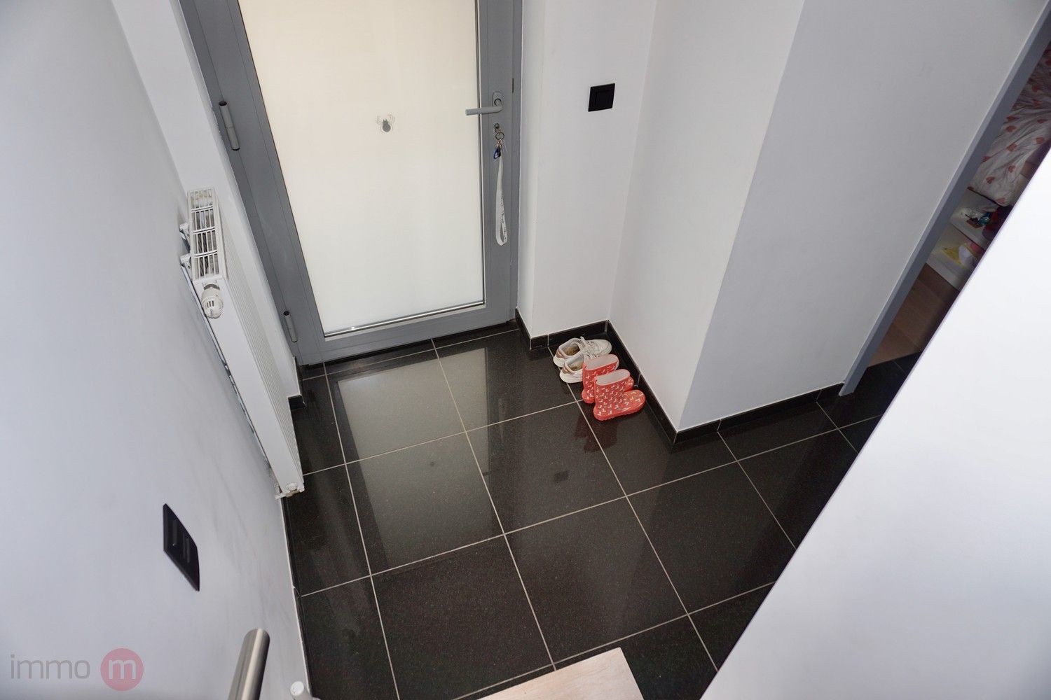 Recent goed gelegen duplexappartement met 2 slaapkamers, 3 grote terrassen en een autostaanplaats. foto 14